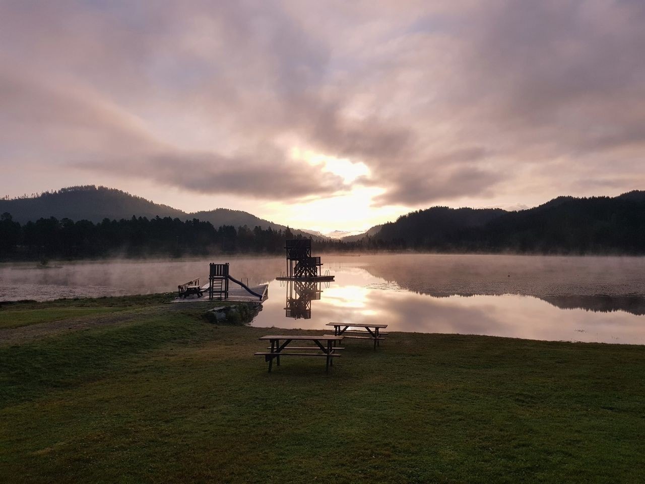 Igltjønna er en perle i Rindal sentrum både sommer og vinter. Om sommeren et fantastisk badeområde, om vinteren en tipp-topp skistadion. Foto: Inga Dalsegg Galleribilde