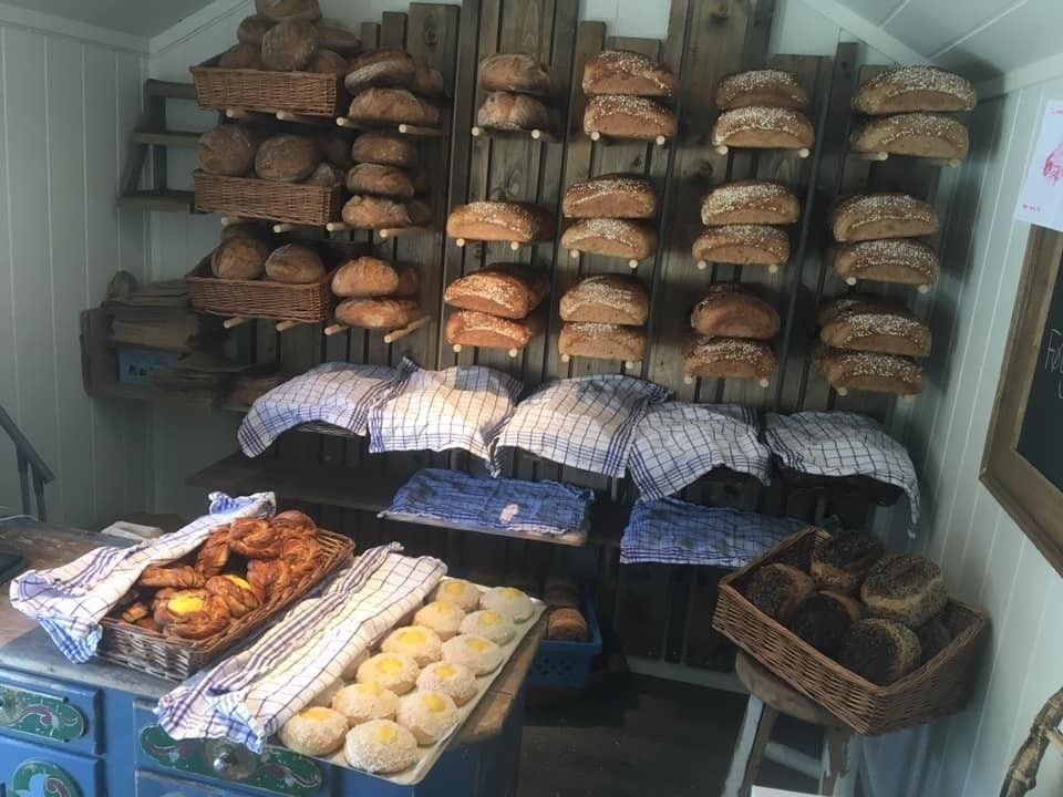 Gardsbakeriet Hæmstelt er et lite gardsbakeri som ligger i Rindal kommune. Hver fredag selges ferske brød og andre bakevarer fra utsalgsboden på gården. Galleribilde