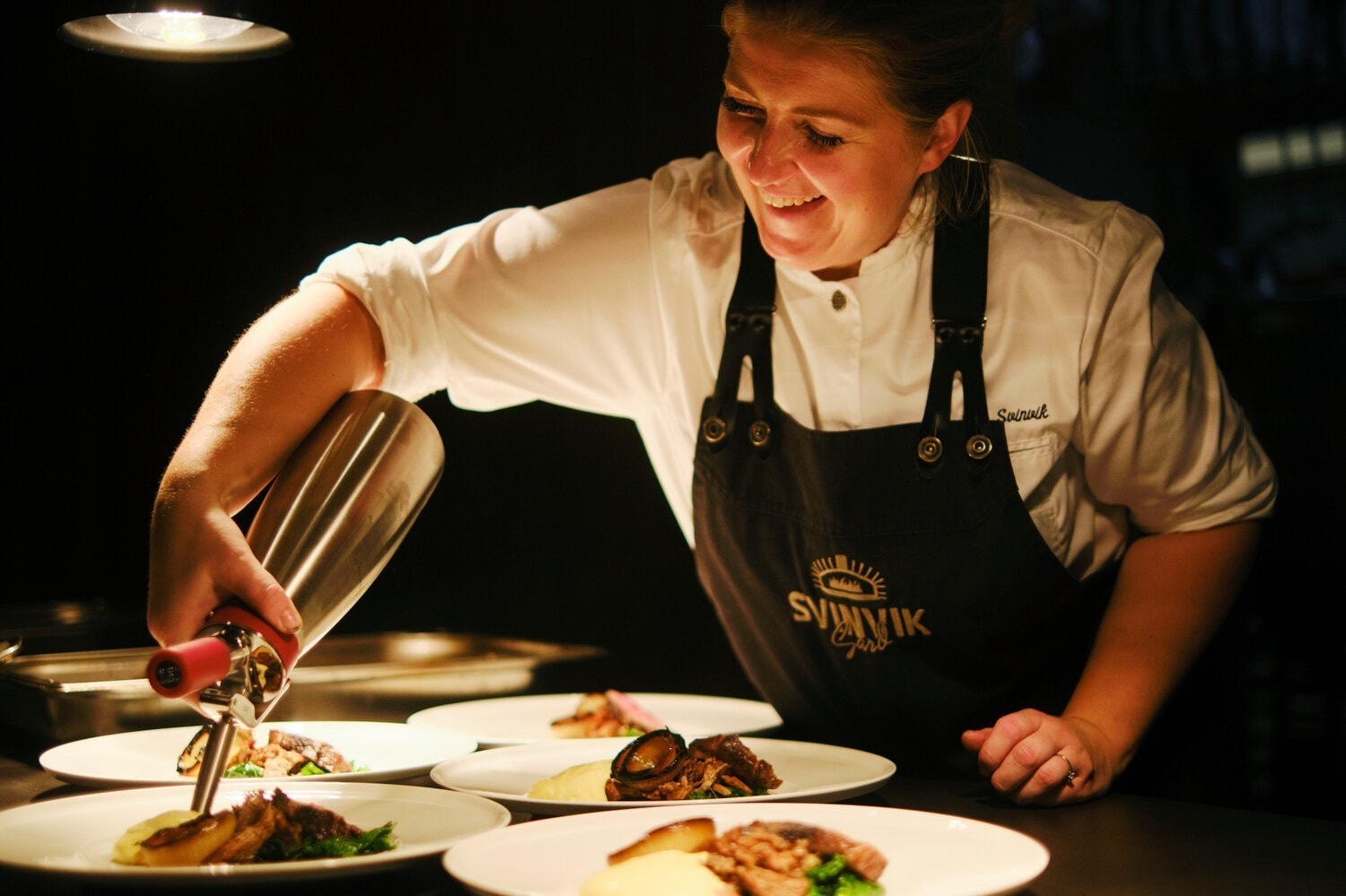Svinvik Gard ligger ca. 45 min fra Tørsetmarka. På Svinvik Gard er råvarene plukket, fisket og ystet rett utenfor døra, og som gjest kan du selv følge med når dagens meny tilberedes med kunnskap og kjærlighet på den store steinovnen. Galleribilde