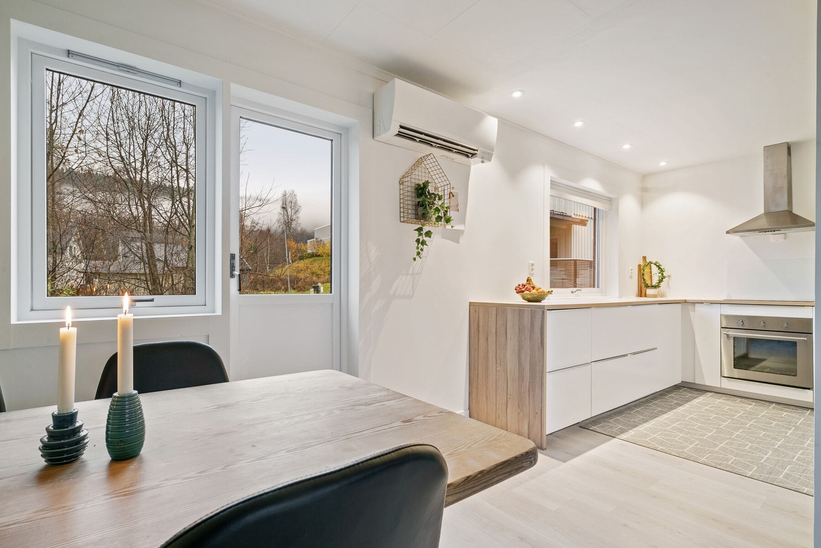 Boligen varmes opp med vedfyring og luft-til-luft varmepumpe Galleribilde