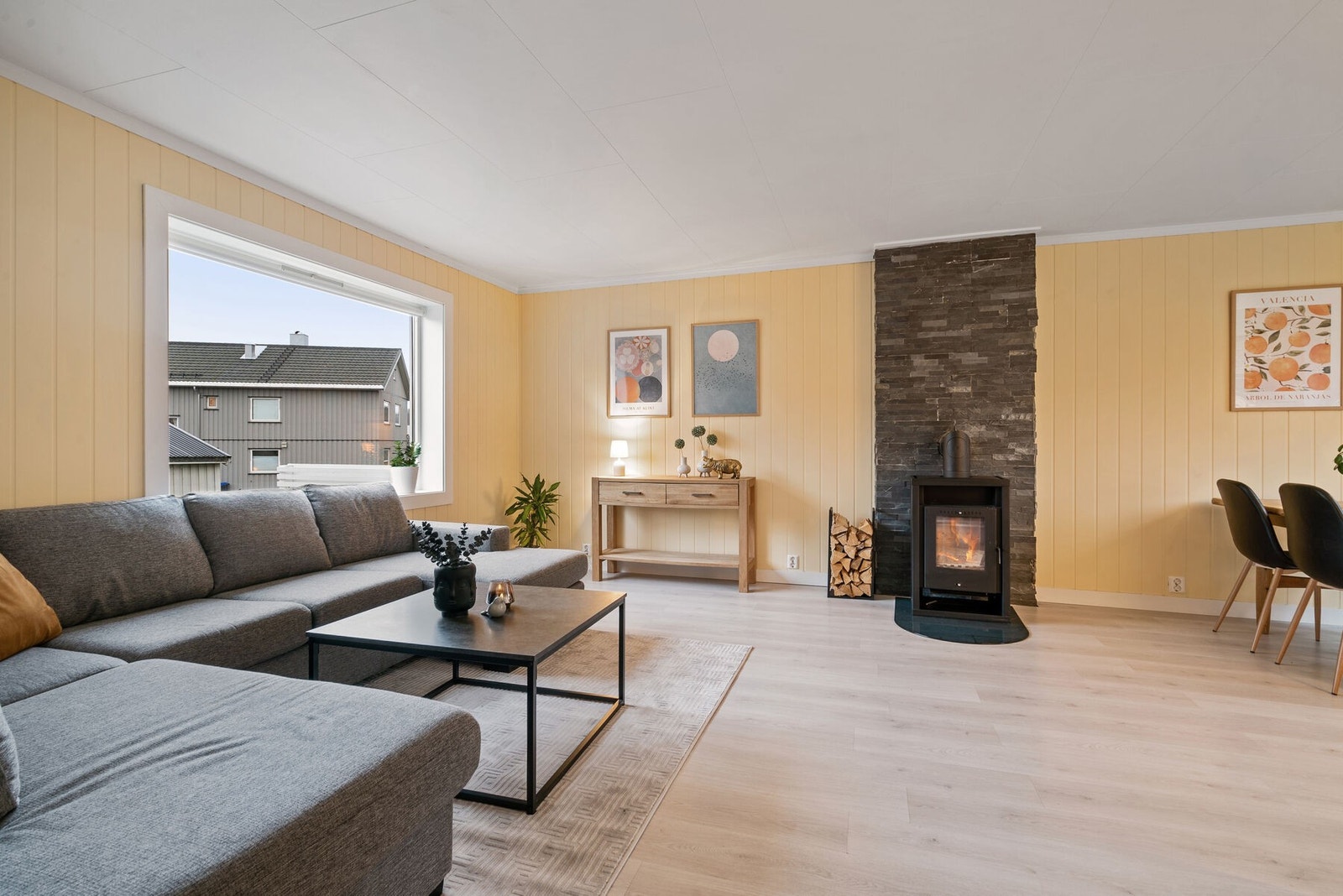 Lys og pen stue der du har god plass til å samle familie og venner Galleribilde