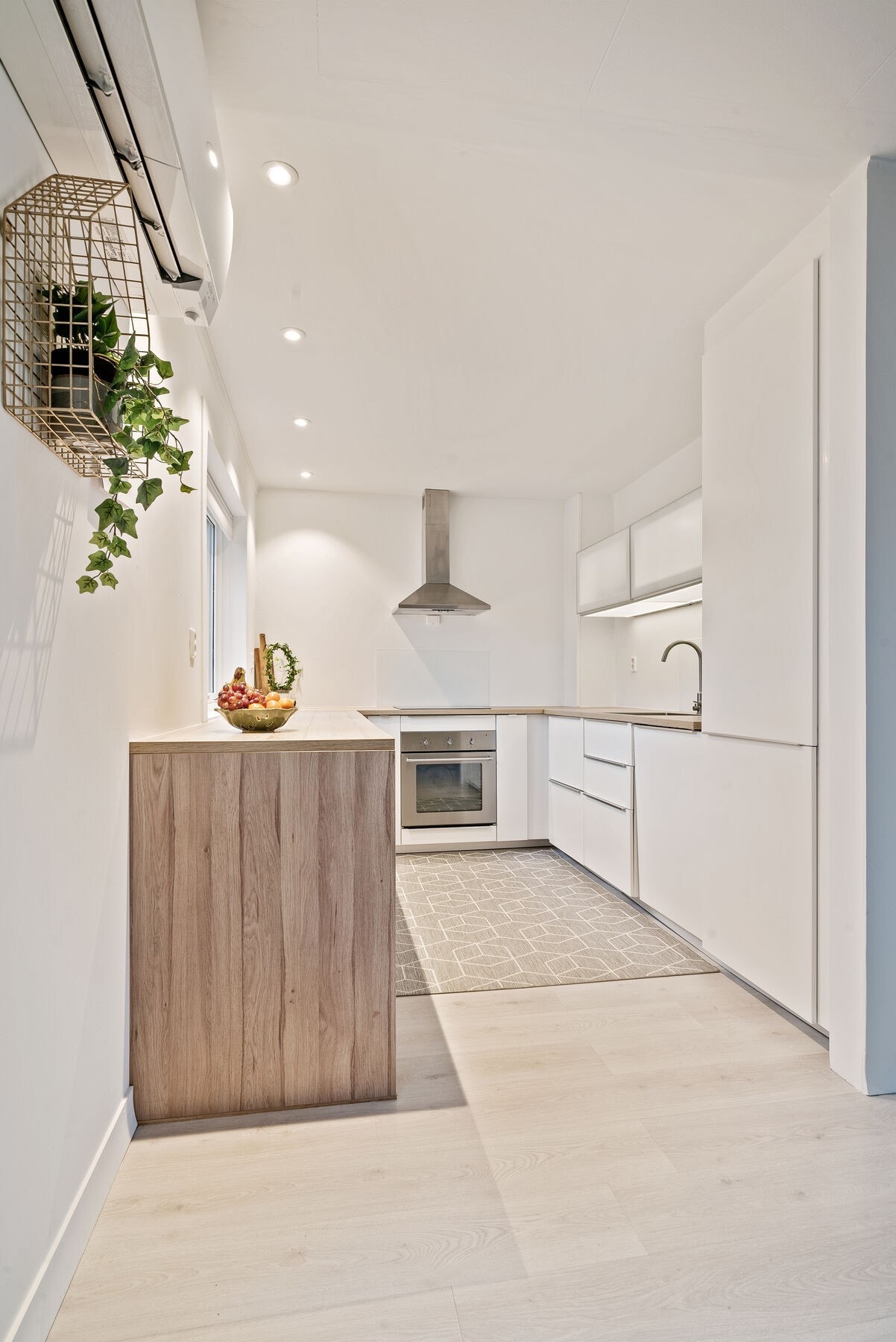 Flott og moderne kjøkken med integrerte hvitevarer Galleribilde