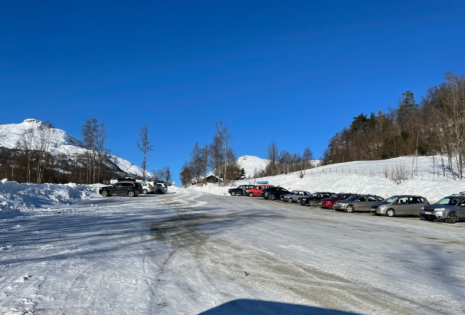Felles parkering vinter Galleribilde