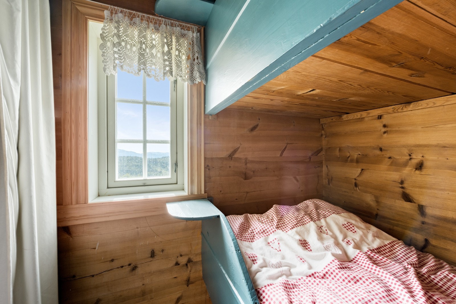 Soverom med stedbygde senger Galleribilde