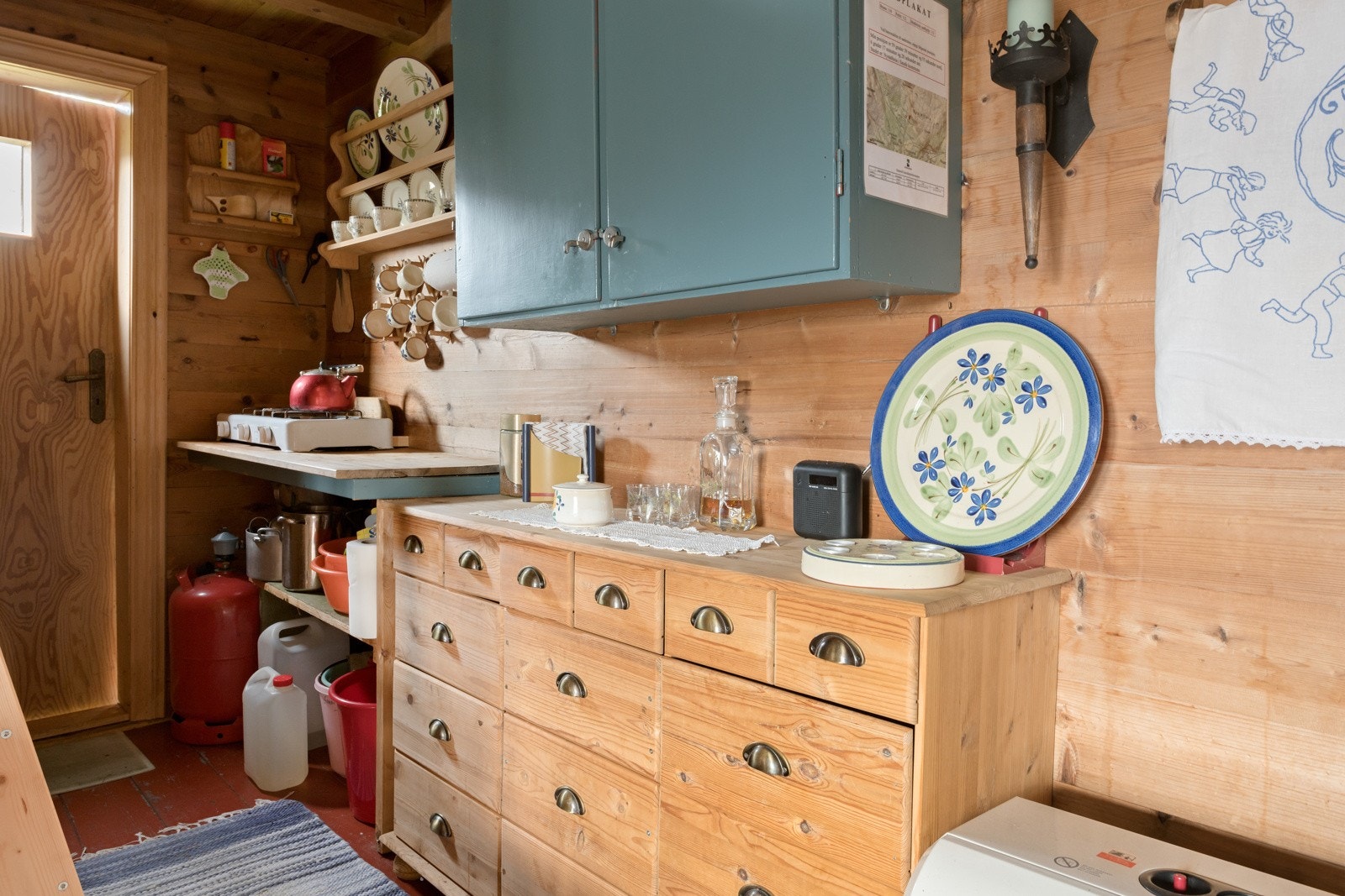 Enkelt kjøkken, med kokeapparat for gass Galleribilde