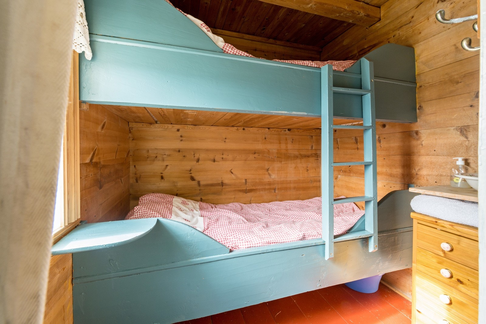 Soverom med stedbygde senger Galleribilde