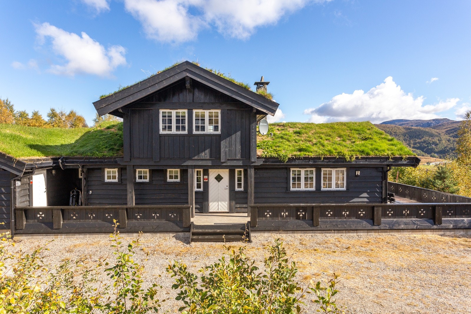 Hovedinngang. Også inngang via sportsrom (til venstre) Galleribilde
