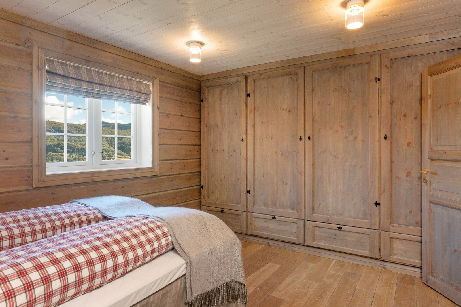 1. et. Hovedsoverom med stedtilpasset garderobe Galleribilde