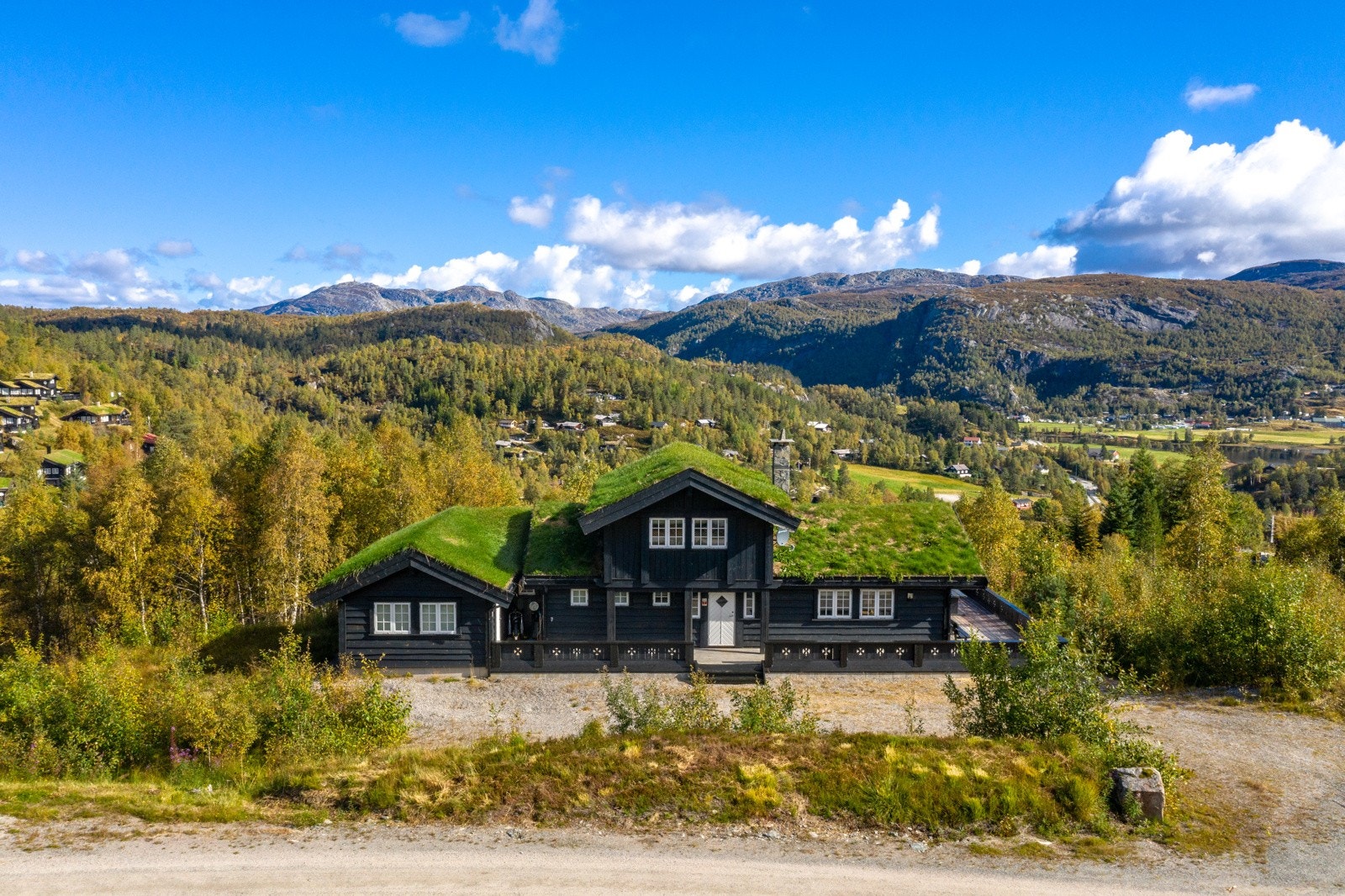 Fasade og biloppstilling Galleribilde
