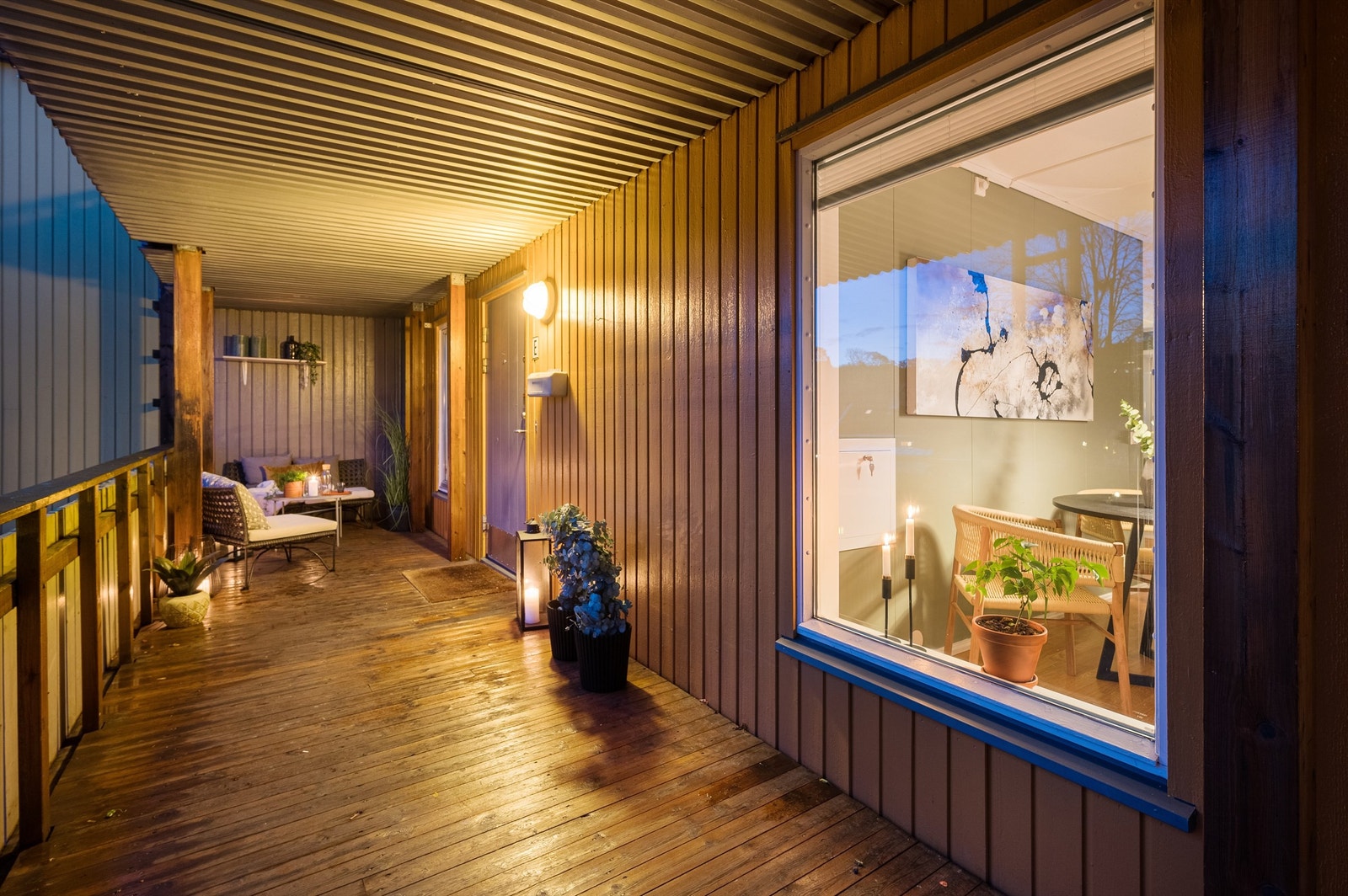 Det er god plass til å innrede med både grill, sitte- og spisegrupper og annet tenkelig møblement. Perfekt for sene kvelder eller barnebursdager! Galleribilde