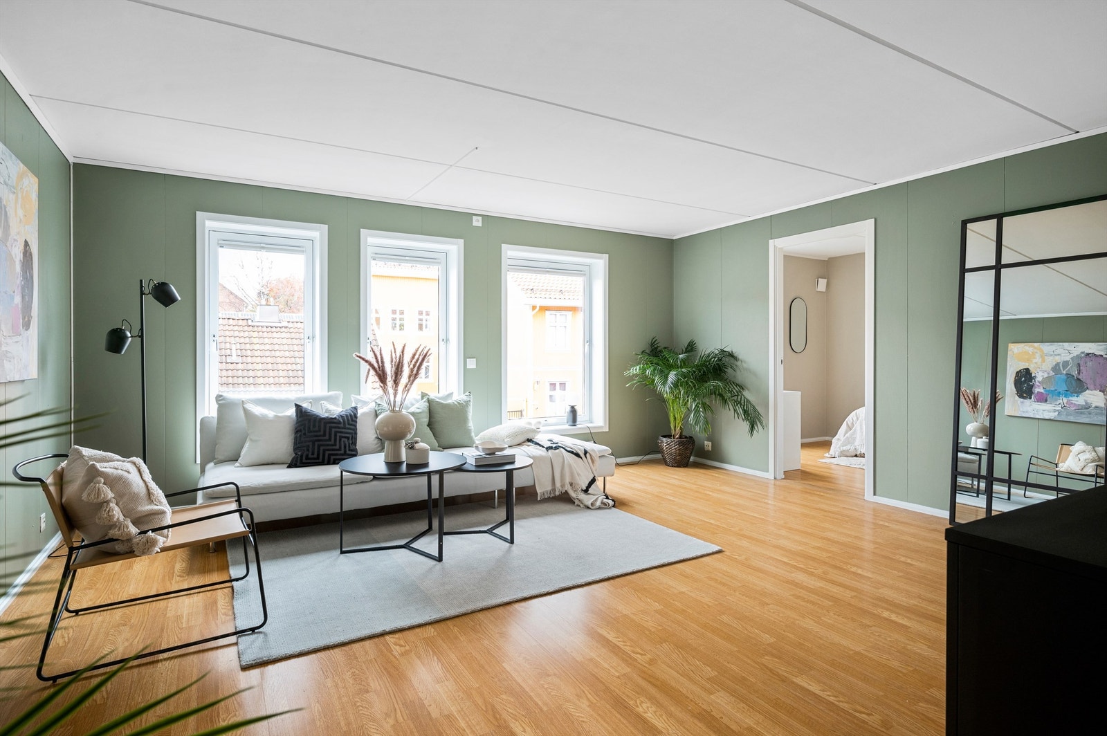 Boligen er ypperlig for en større familie, eller for de som ønsker litt plass rundt seg. Området er både populært og barnevennlig, og byr på et godt utdanningstilbud, samt nærhet til handel og rekreasjon Galleribilde