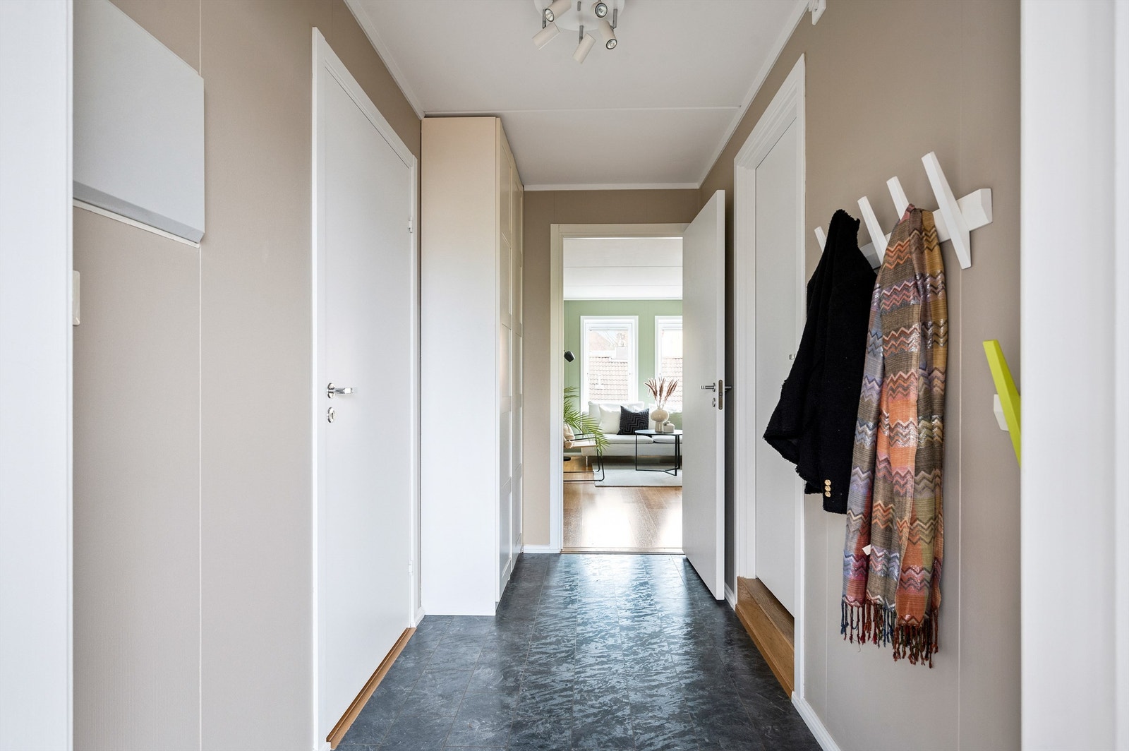 Innbydende entré med god plass til oppbevaringsmøbel etter eget ønske Galleribilde