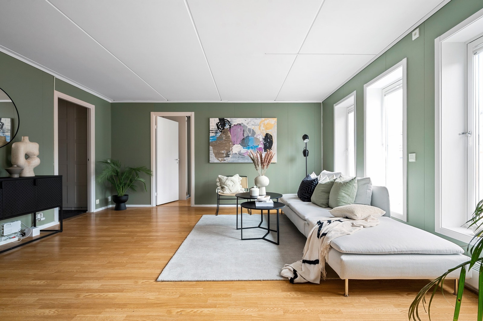 Stuen oppleves som romslig og luftig med gjennomgående dagslys, ivaretatt av store vinduer Galleribilde