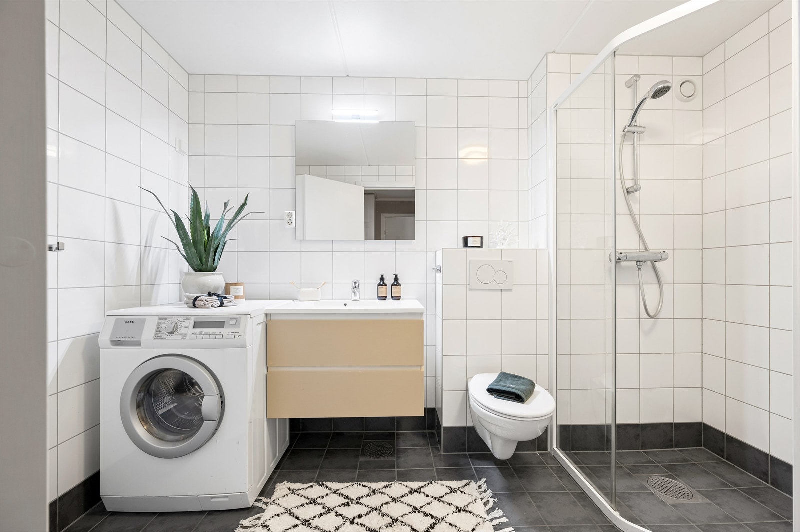 Innbydende flislagt bad fra 2013 med varme i gulv Galleribilde