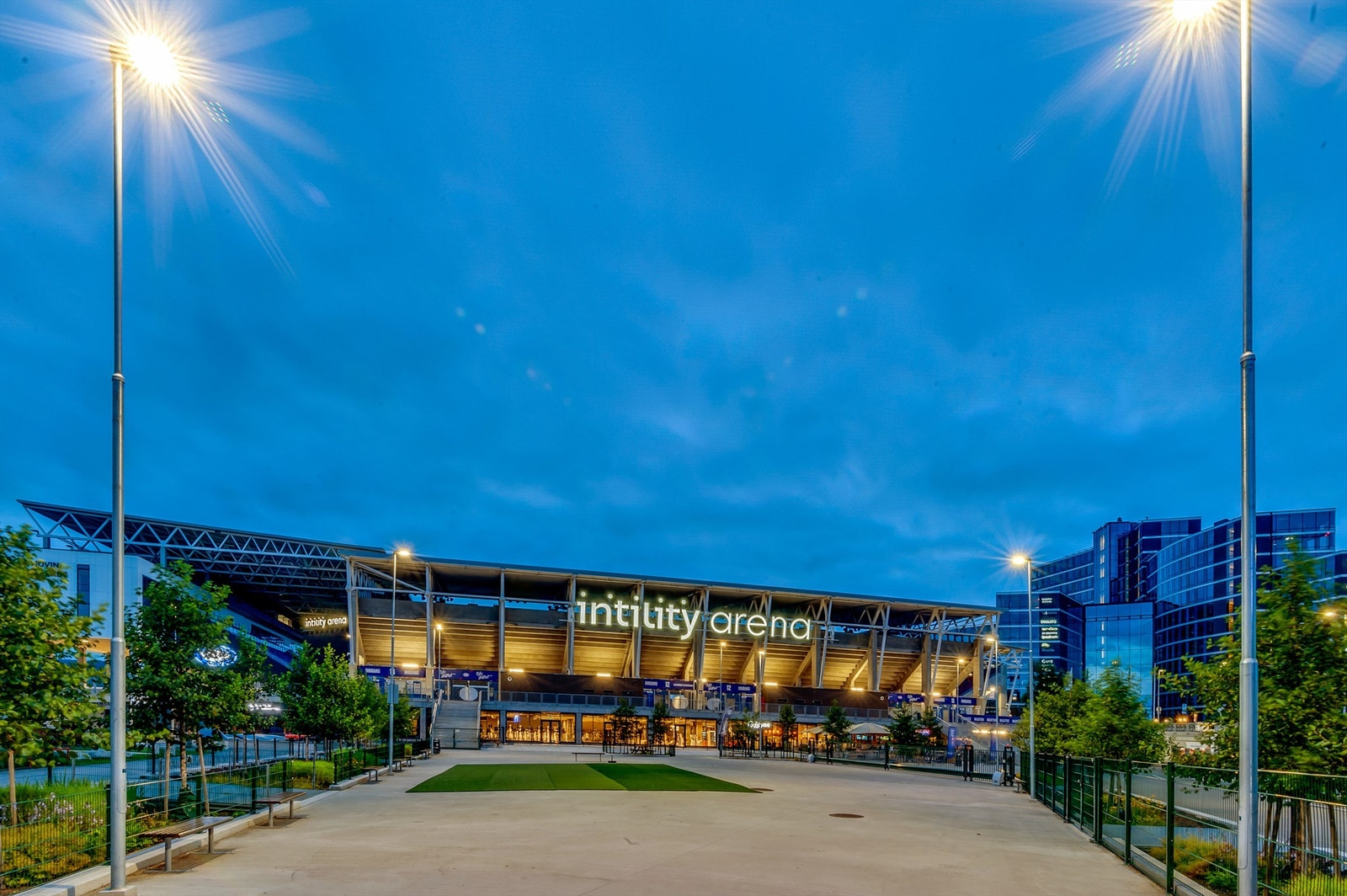 Intility Arena ligger like ved og er hjemmebane for Vålerenga Galleribilde
