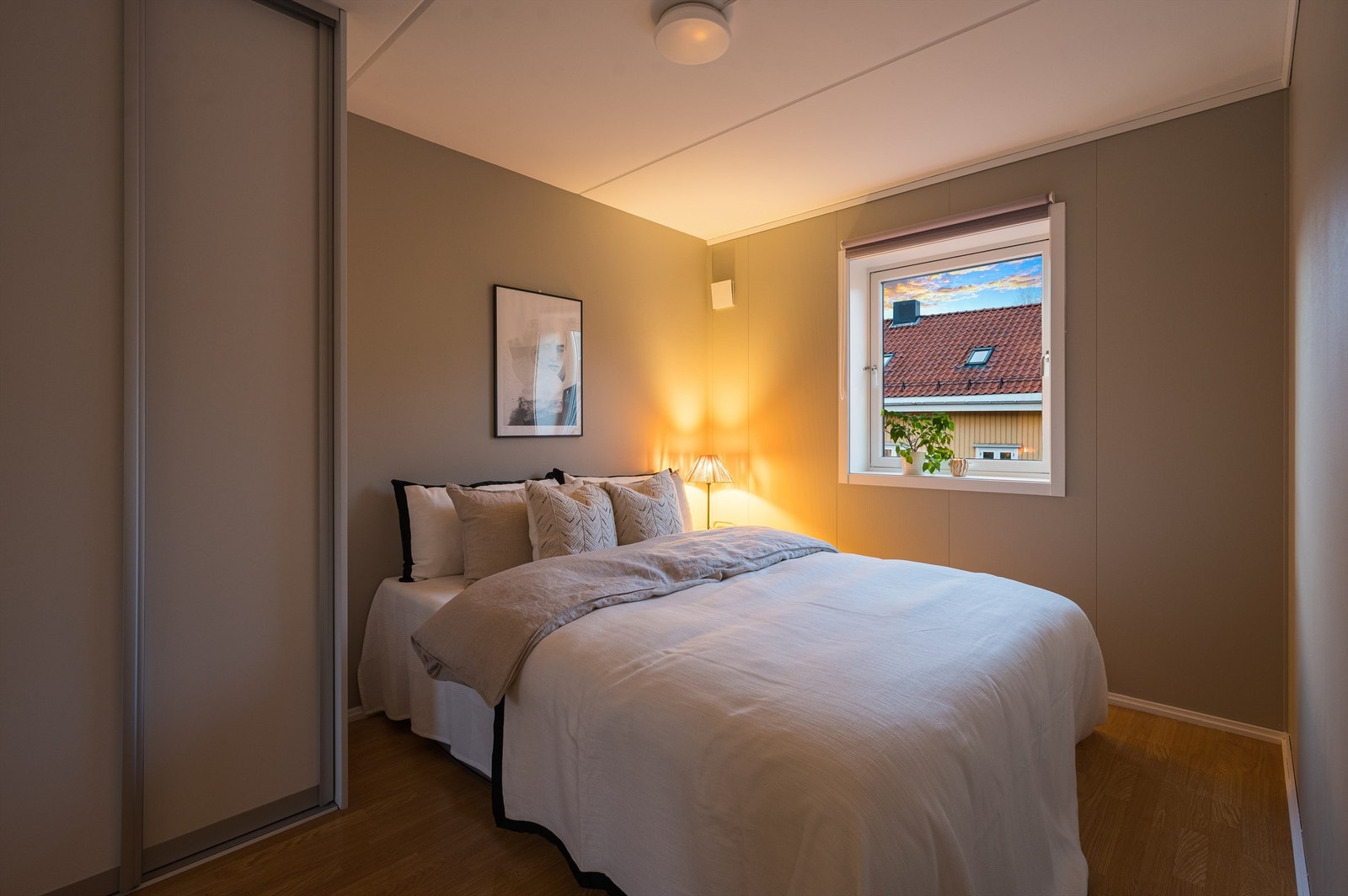 Hovedsoverommet er romslig, med plass til dobbeltseng og tilhørende nattbord Galleribilde