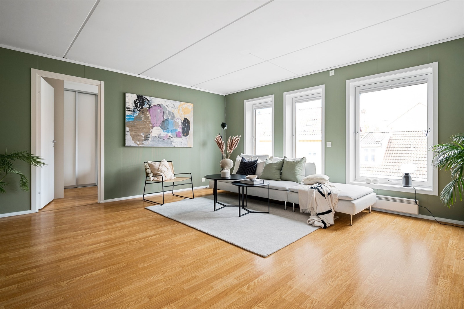 Leiligheten ligger i byggets 2. etasje med en stor veranda på ca. 16 kvm. Stuen og kjøkkenet er i åpen løsning, men oppleves likevel noe adskilt grunnet rommets gode størrelse Galleribilde