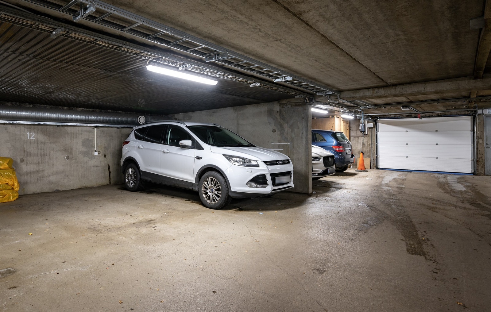 Garasjeplass nr. 12 medfølger boligen. Det er mulig å installere ladeboks på plassen Galleribilde