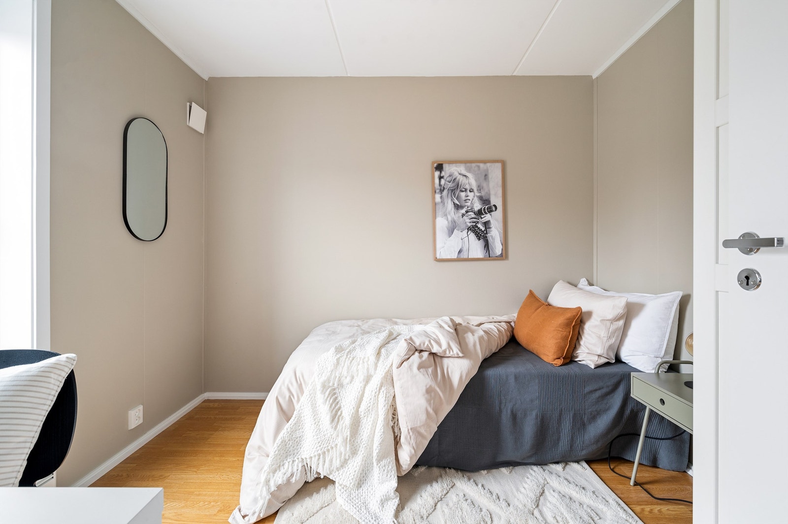 Soverom III er også av god størrelse, med plass til dobbeltseng og nattbord Galleribilde