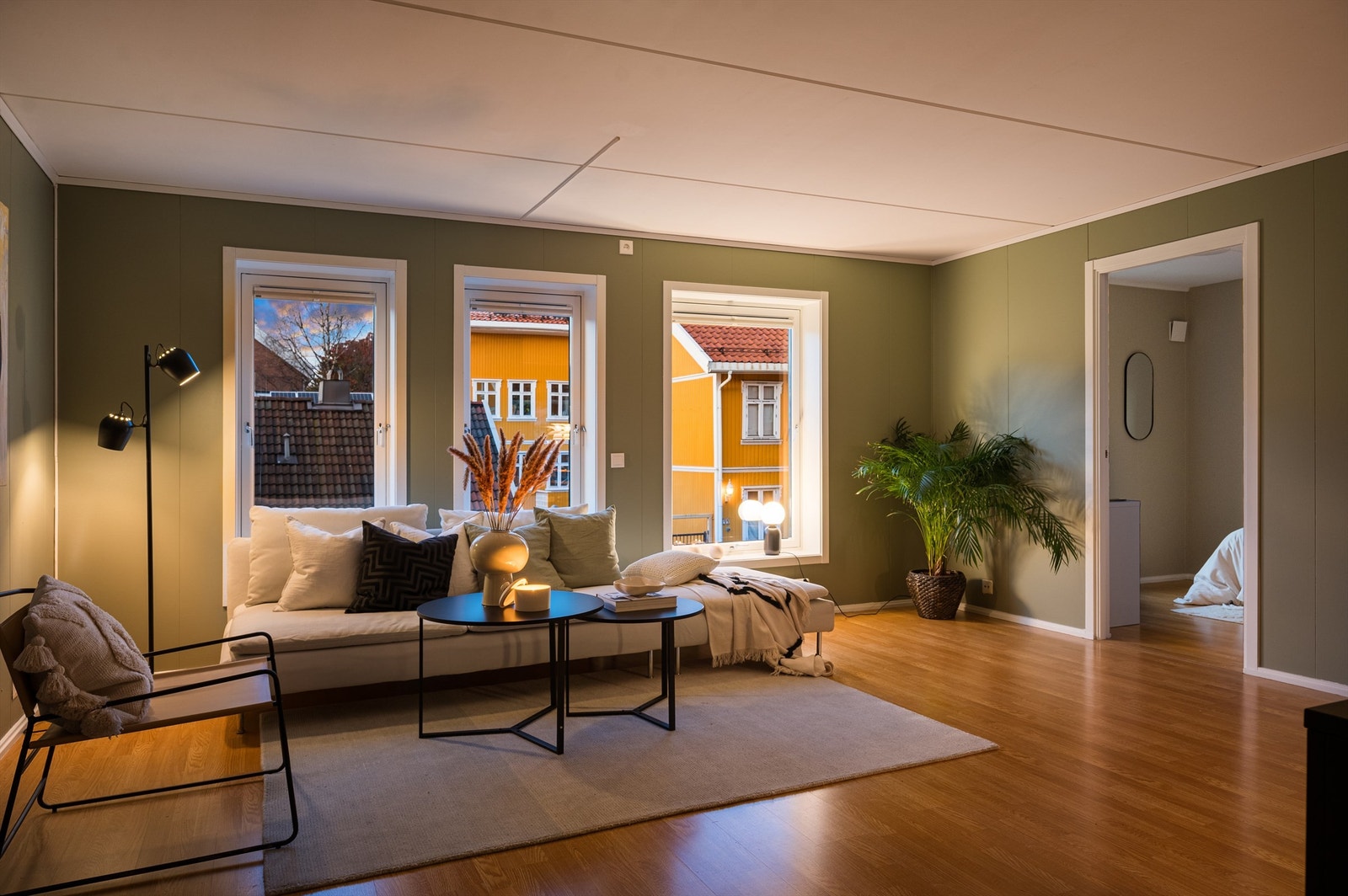 Nyt sene kvelder med familien, venner eller kjente i den romslige stuen Galleribilde