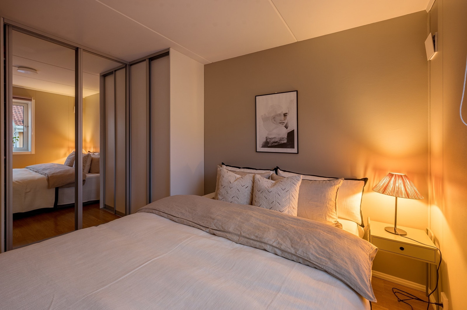 Her har du rikelig med lagringsplass i skyvedørsgarderober Galleribilde