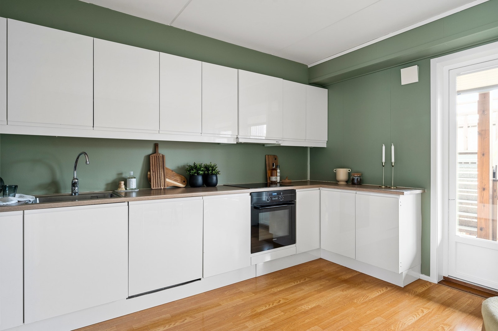 Kjøkkenet har en praktisk utforming som egner seg godt til matlaging for store middagsselskaper, eller til det daglige bruket for en familie med behov for mye benk- og skapplass Galleribilde