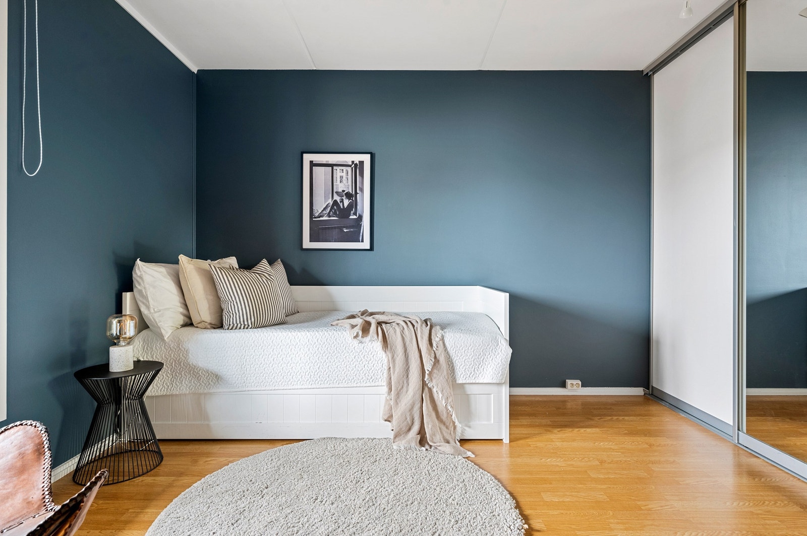 Soverom II er av god størrelse, med plass til dobbeltseng og nattbord Galleribilde