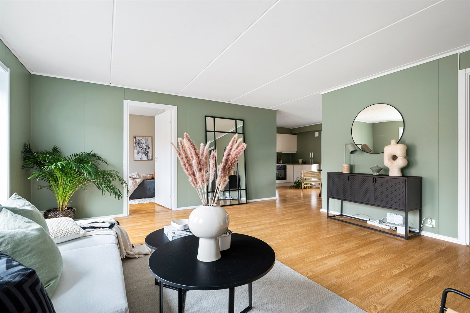 Stuen er holdt i behagelige og moderne farger, som gir et godt samspill Galleribilde