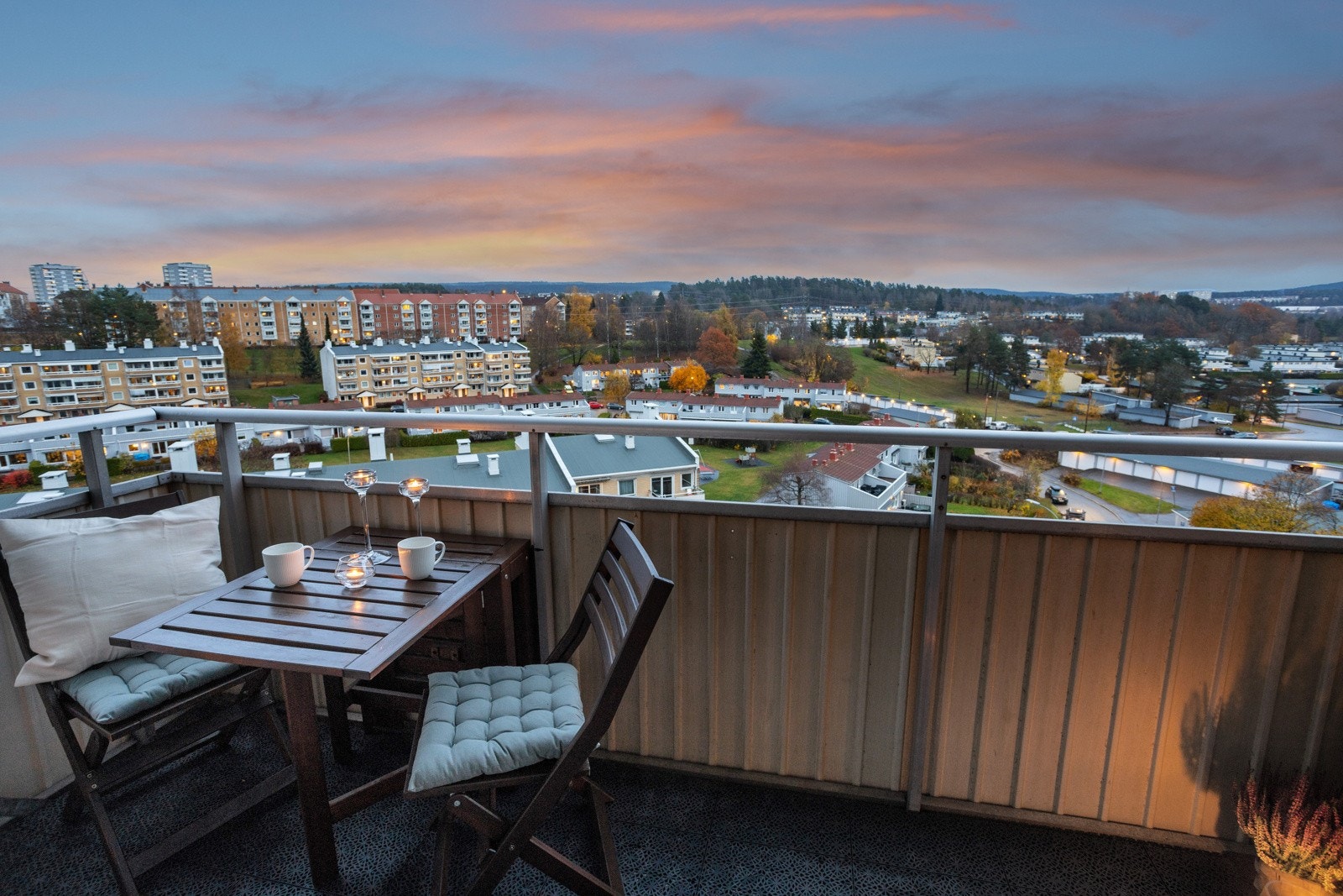 Koselig og usjenert balkong med sol fra tidlig morgen. Galleribilde
