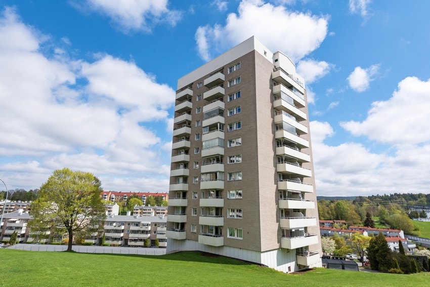 Fasade på 12 etasjer, samt kjeller og loft. Galleribilde