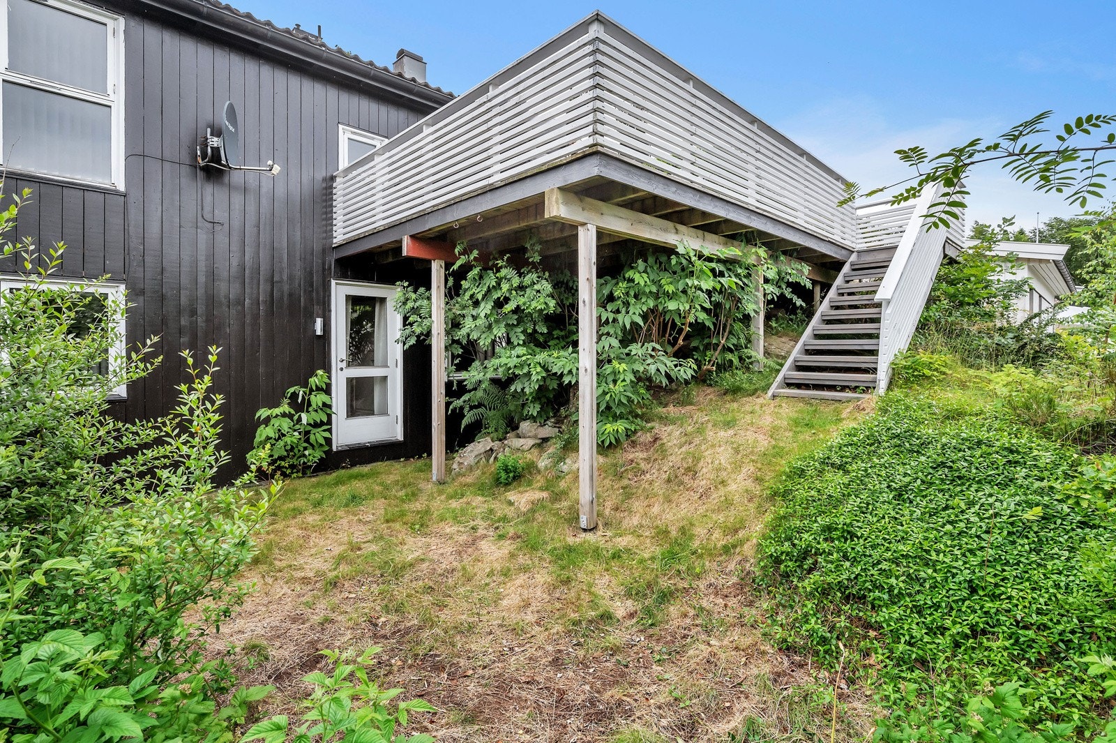 Uteplass med adkomst ti lsoverom og ved trapp opp til terrasse. Galleribilde