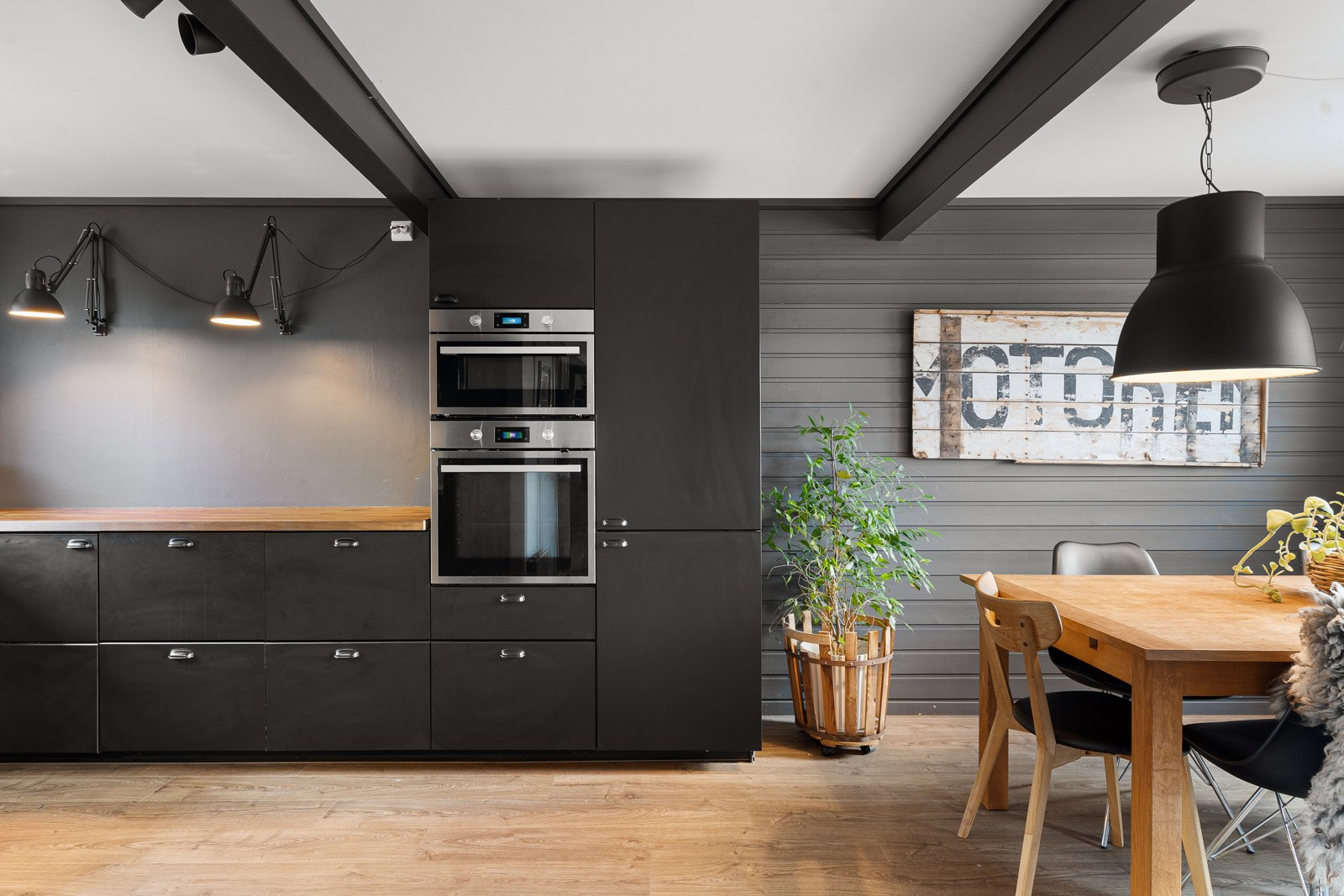 Kjøkkenet er utført med moderne farge- og materialvalg