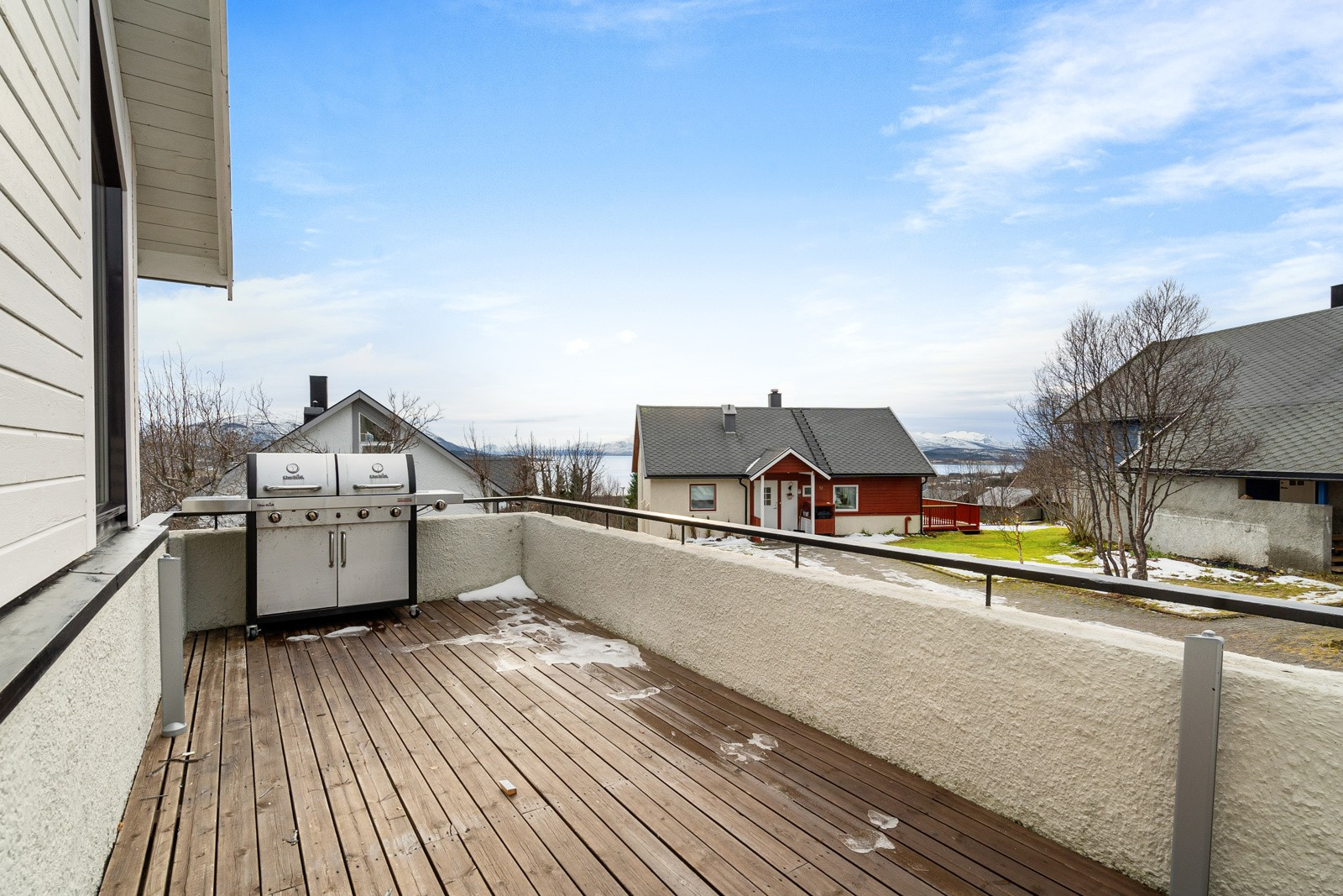 Fra stue er det adkomst til en stor vestvendt veranda - her er det gode sol- og utsiktsforhold!