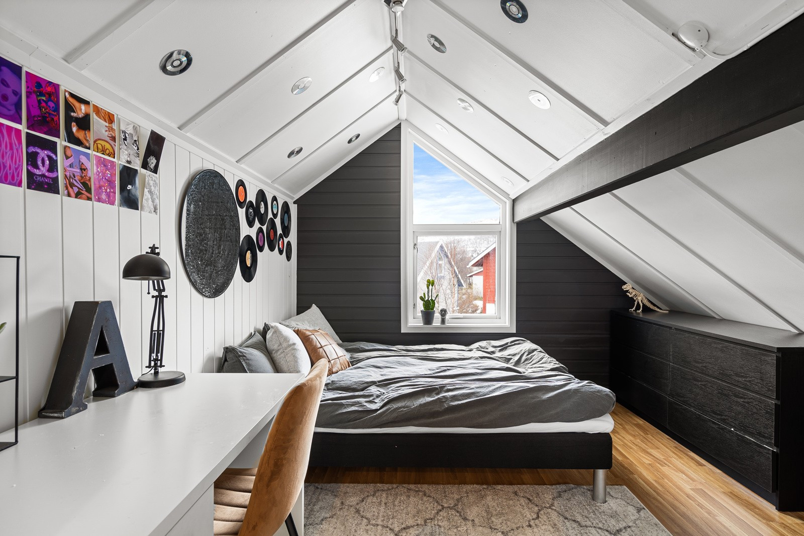 På boligens loft er det også 2 romslige soverom.