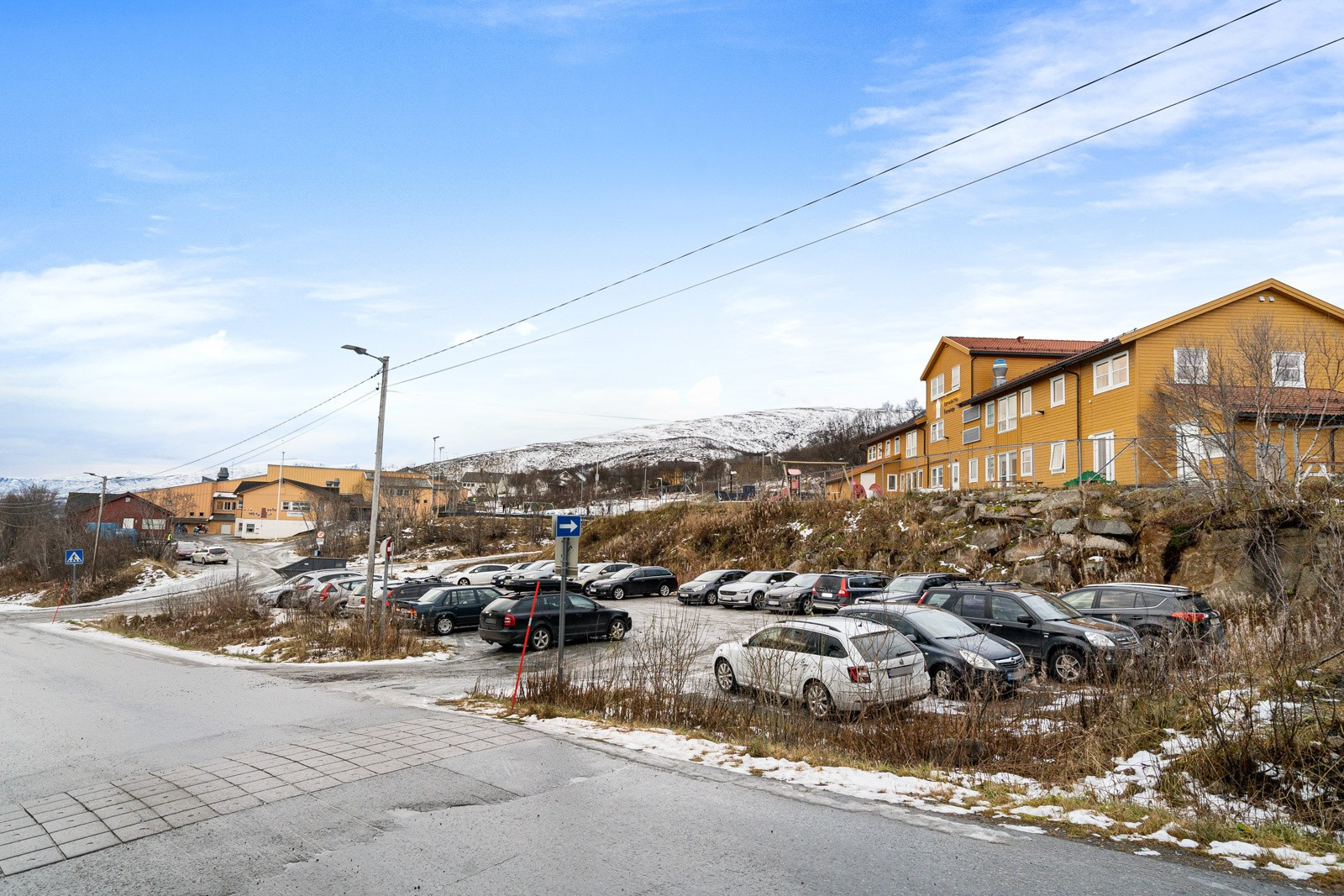 Fra boligen er det ca. 300 meter til skole og barnehage