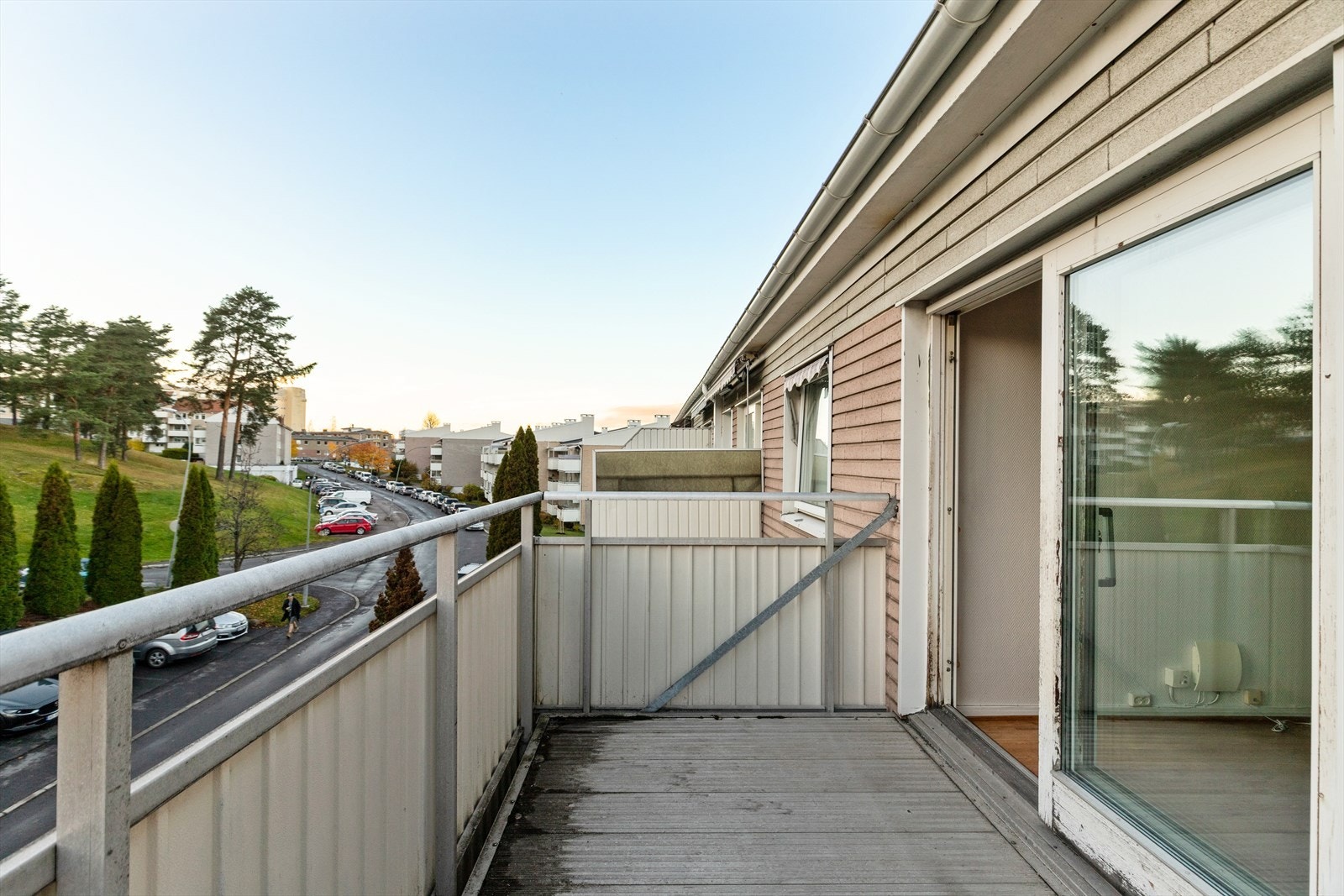 Her kan du nyte sene kvelder med hygge og grilling (gass eller elektrisk) samt usjenert utsyn mot felles grøntområde. Galleribilde