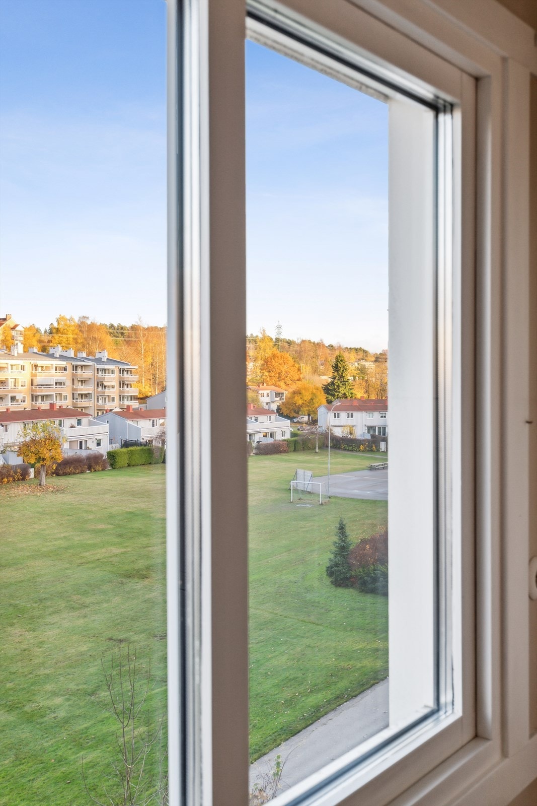 Her kommer morgensolen inn. Hyggelig utsyn mot Havredalen. Galleribilde