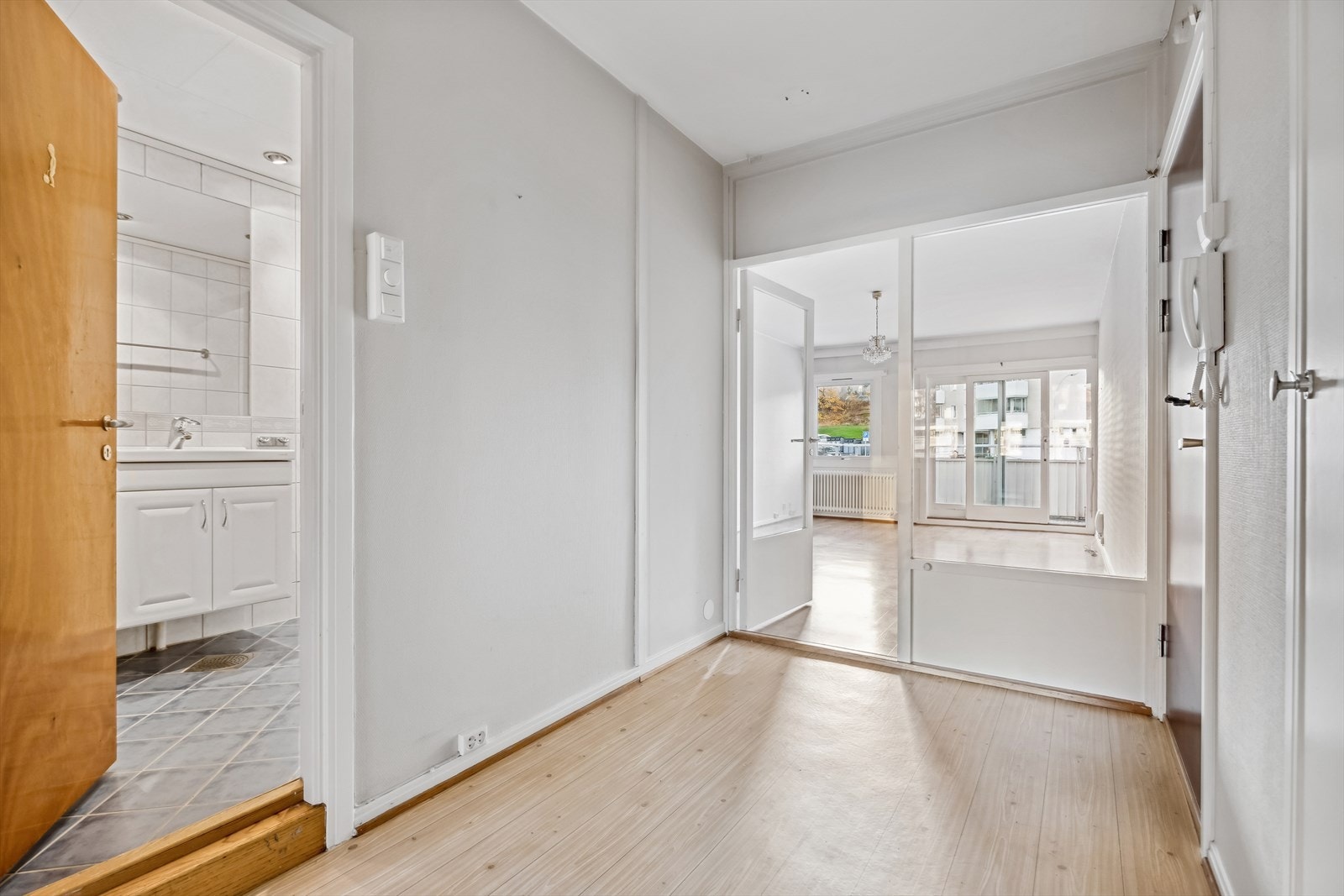 Romslig entré med plass for oppbevaring av yttertøy og sko. Entrédør i brannklasse B-30 med 35 desibel lydmotstand. Galleribilde