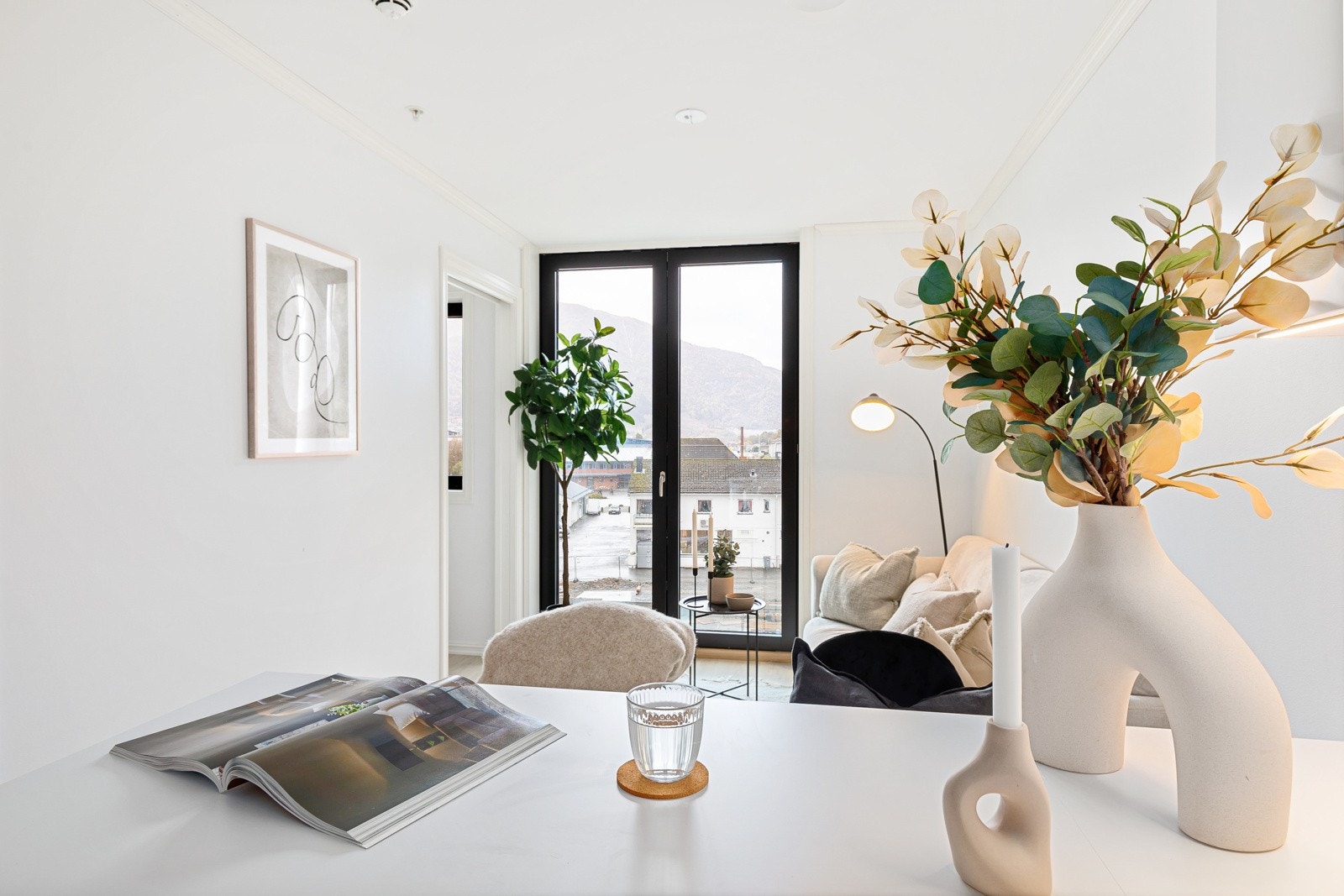 Stue/kjøkken er på ca 16 kvm og er enkel å innrede. Galleribilde