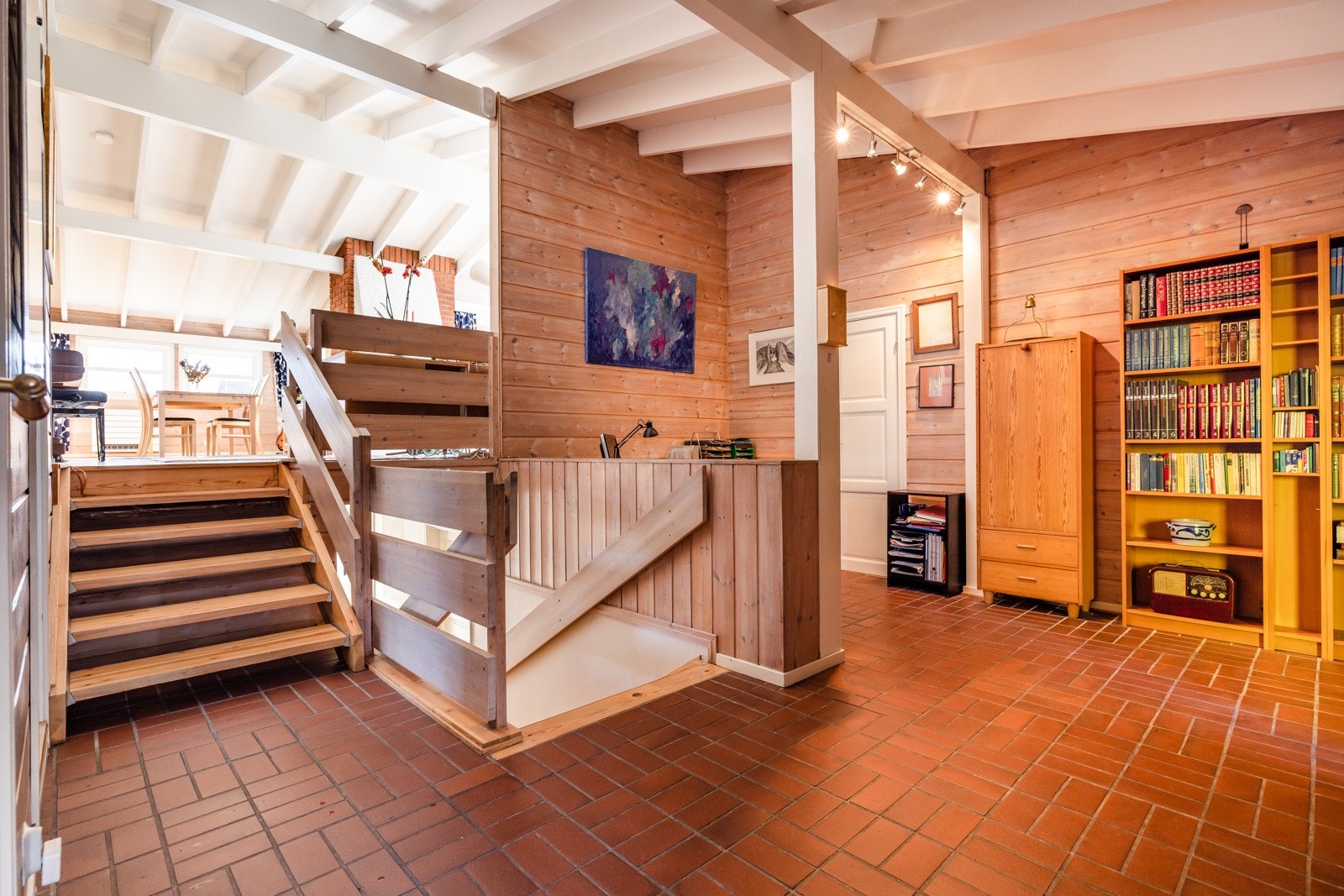 Velkommen inn! Romslig hall med varmekabler og god takhøyde. Galleribilde