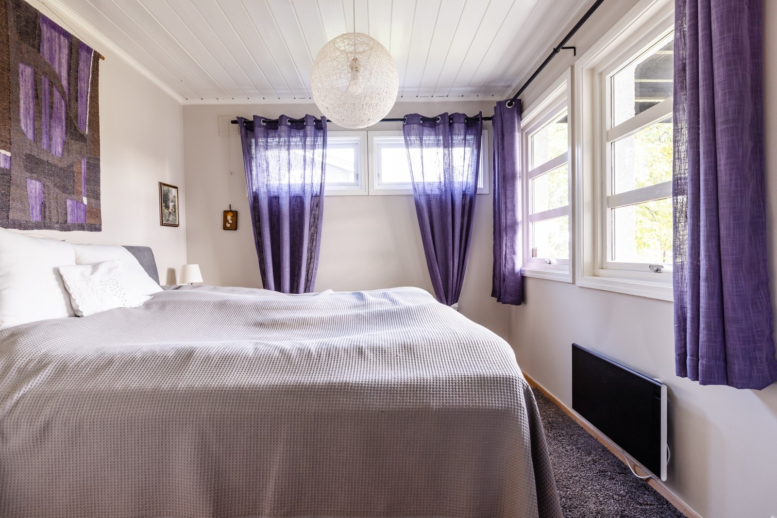Lyst hovedsoverom med god plass til dobbelseng Galleribilde