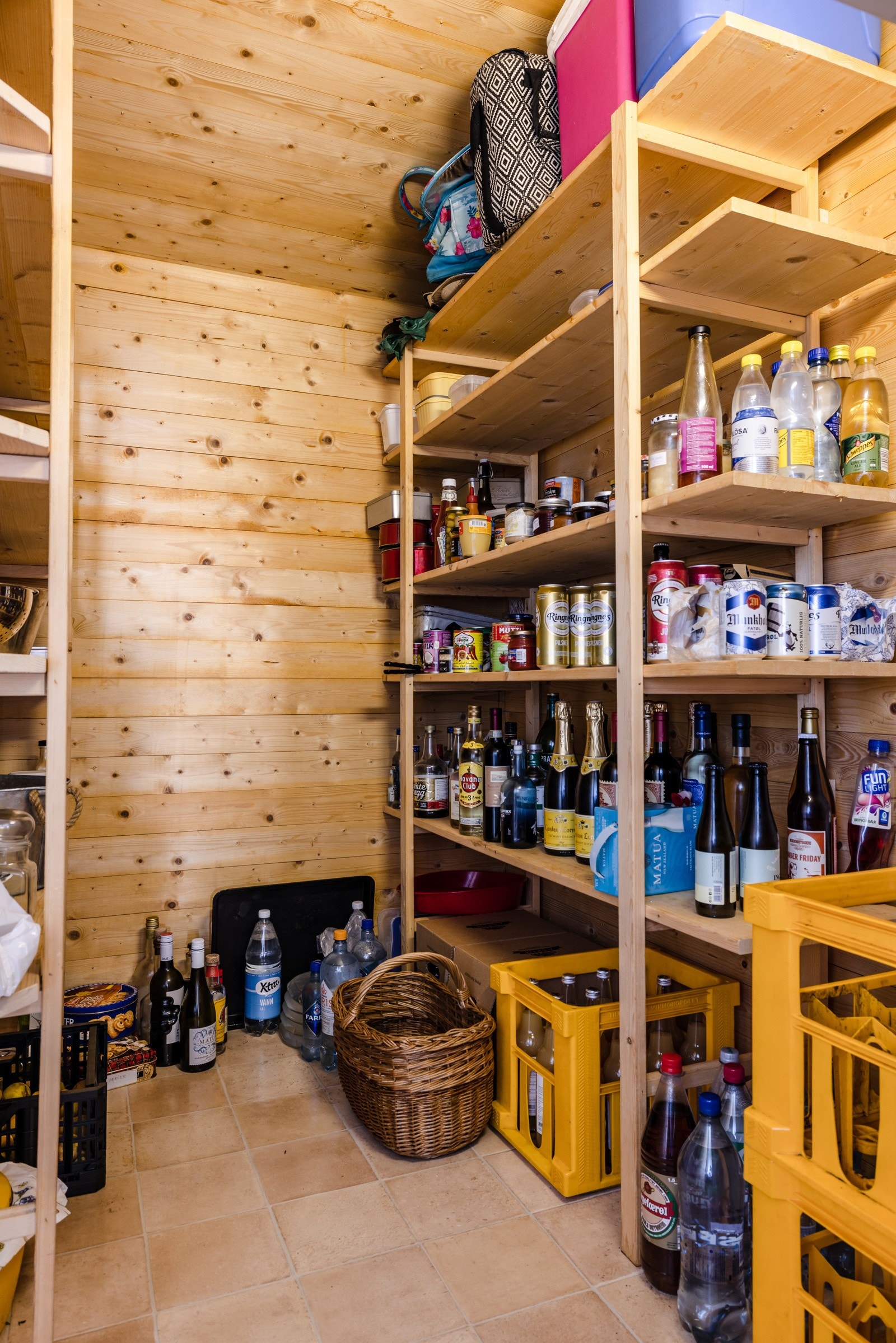 Kjølerom med tilkomst fra vaskerom med god plass til oppbevaring av grønnsaker, frukt, saft og syltetøy fra egen hage. Galleribilde