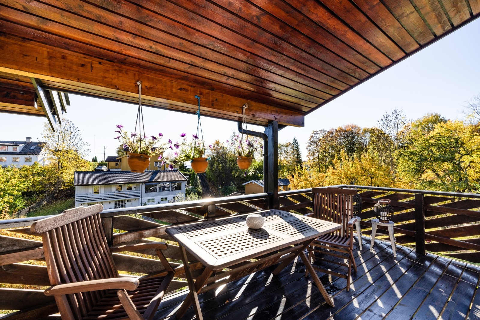 Veranda med utgang fra stue med takoverbygg og god plass til utemøblement. Galleribilde