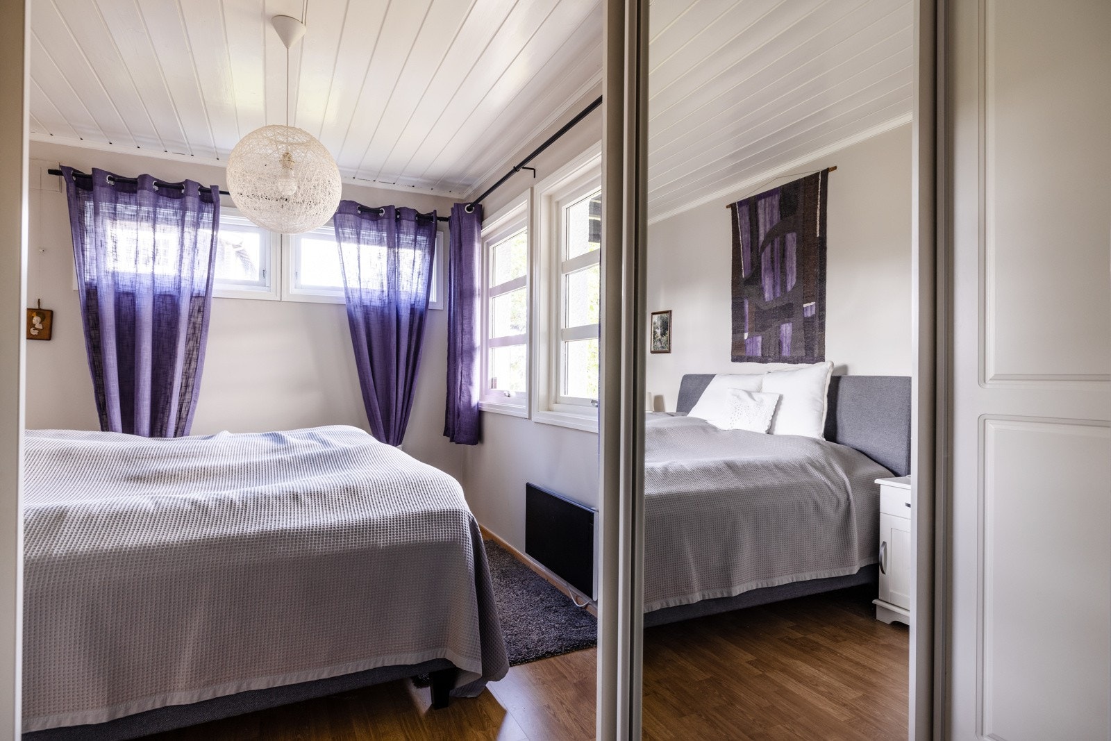 God lagringsmuligheter i skyvedørsgarderobe på begge sider. Galleribilde