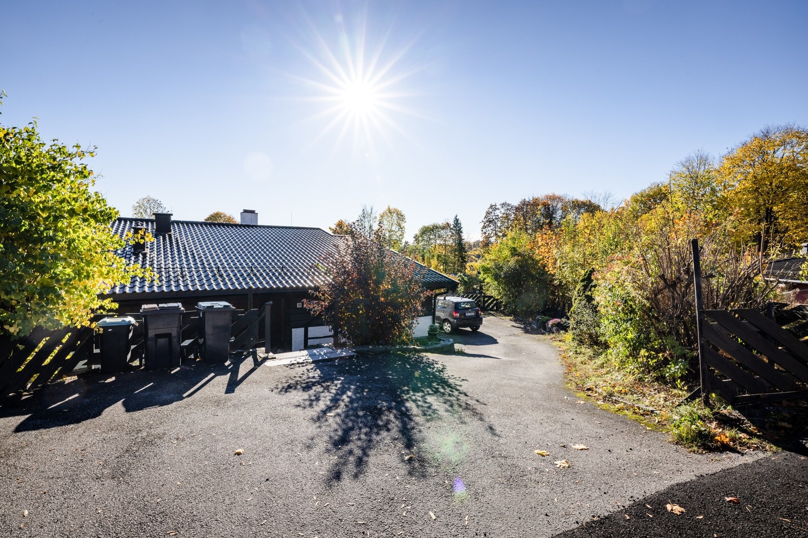 Flott tomt med plass til parkering rett ved inngangspartiet Galleribilde