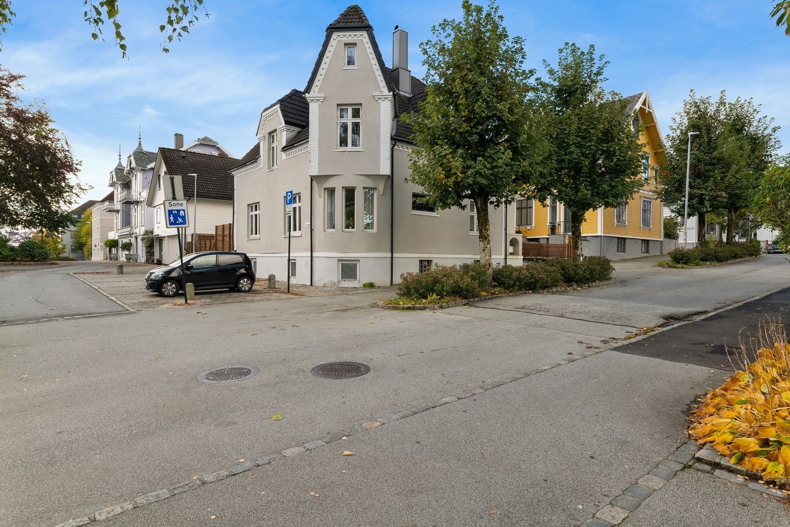 I tilegg til innkjørsel og garsje er det soneparkering like ved. Pris pr. år for sonekort er 2040,- Galleribilde