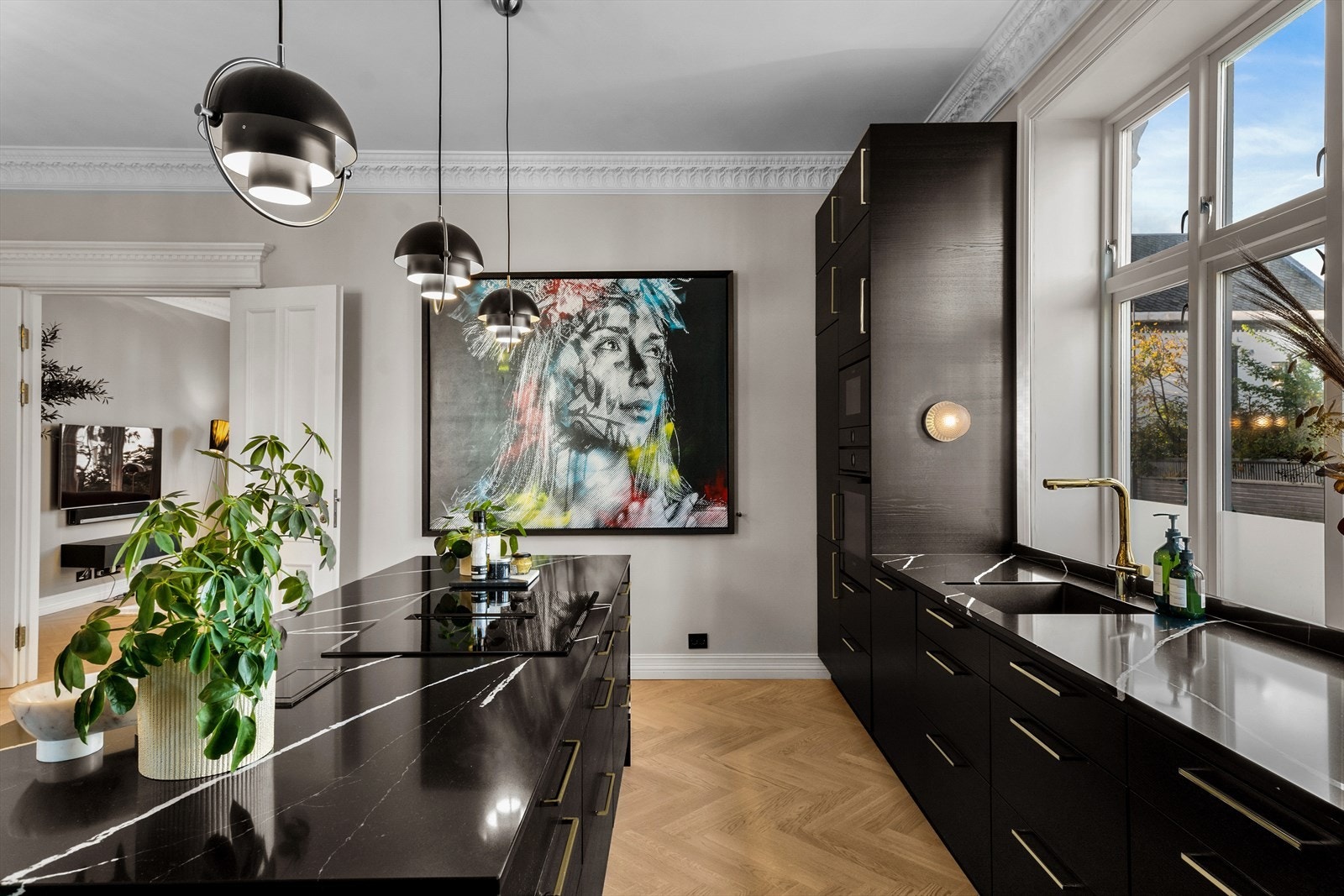 Frontene i sort eikefinér står godt til den elegante steinbenkeplaten fra Silestone i fargen Eternal Marquina , og gullfargede detaljer fullfører den fasjonable stilretningen. Galleribilde