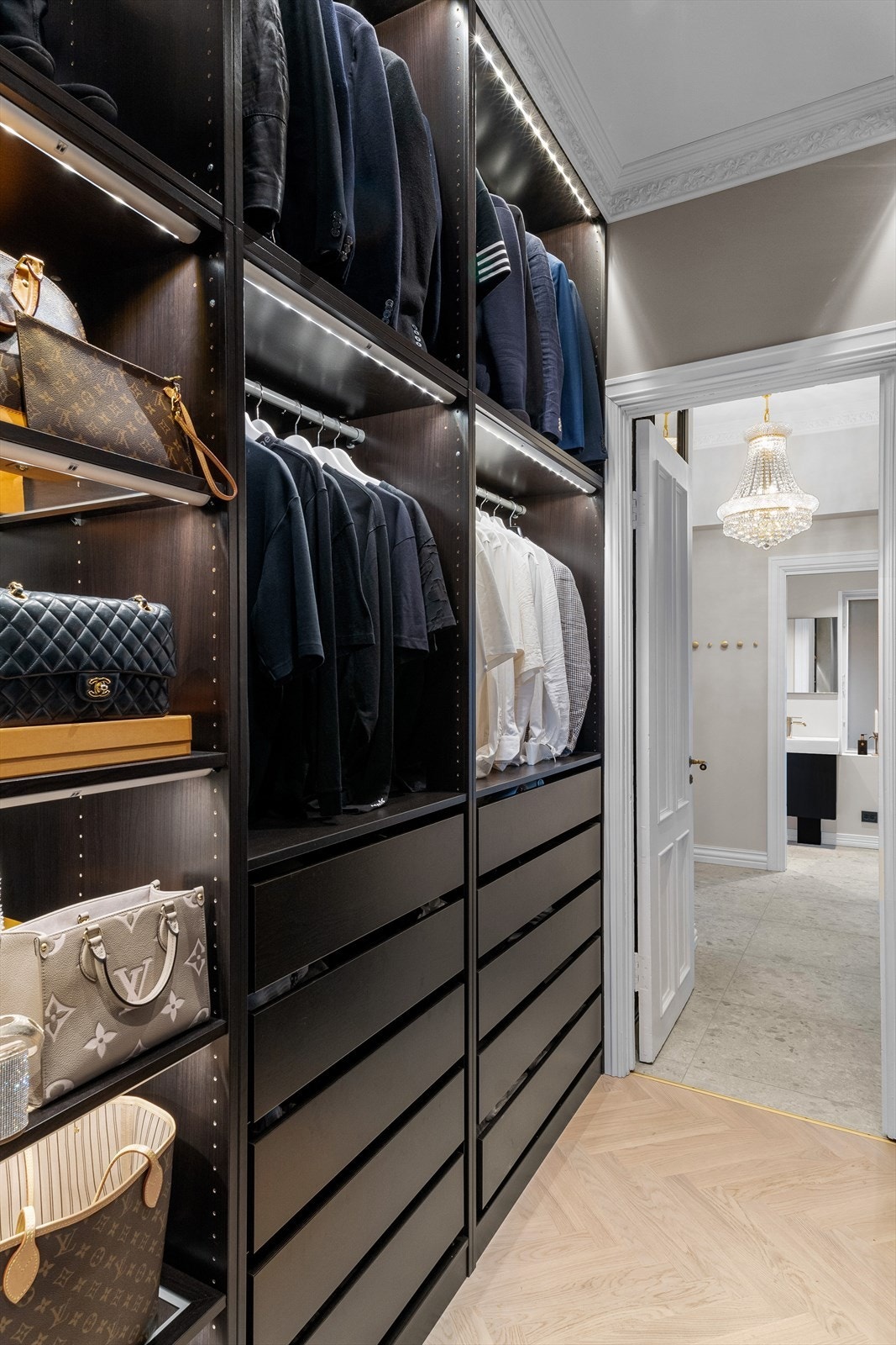 Mellom bad og hovedsoverom er det bygget en lekker walk-in garderobe. Galleribilde