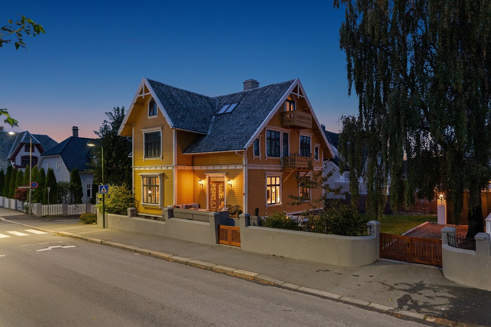 Eiendommen ligger i et svært attraktivt, sentralt og populært boligområde på Vestre platå, fem minutter fra sentrumskjernen i Stavanger. Galleribilde