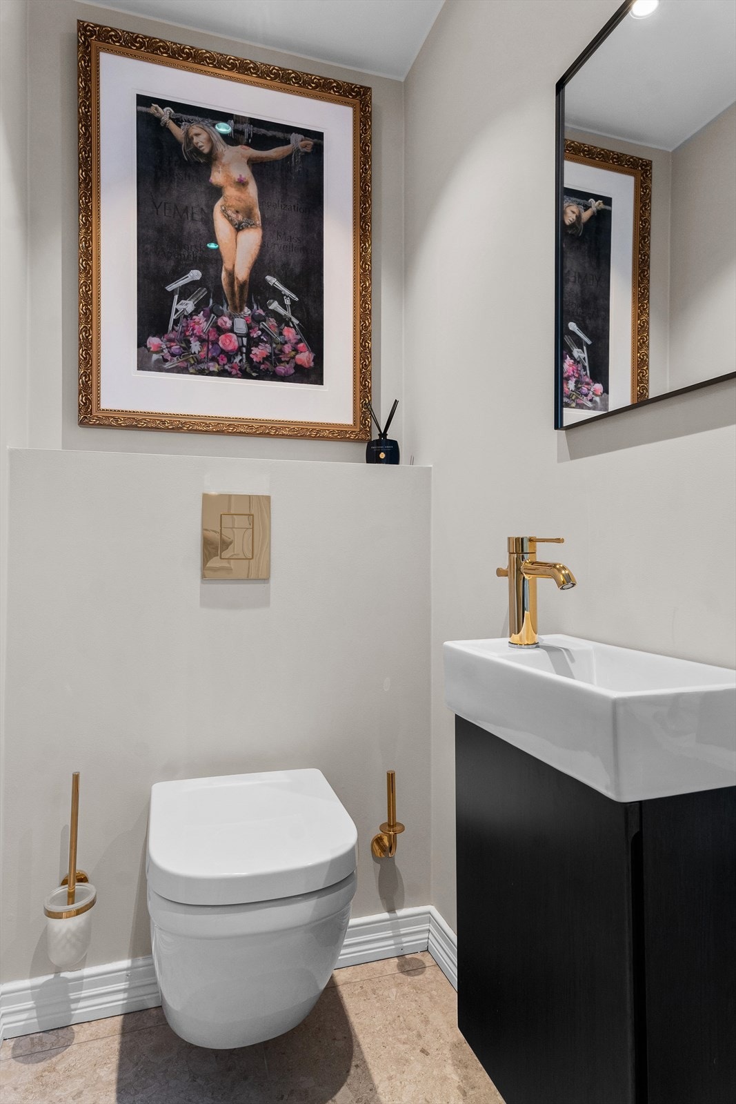 Gullfargede detaljer gir rommet det lille ekstra, og i tillegg til servantseksjonen er det et vegghengt toalett. Galleribilde